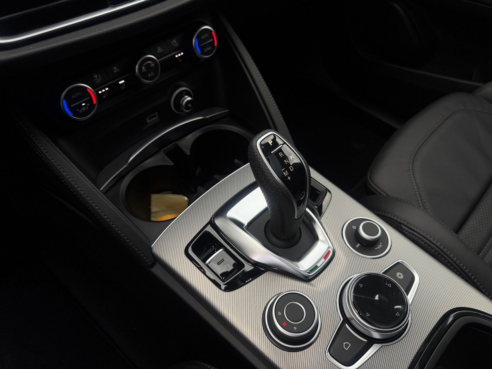 Fahrzeugabbildung Alfa Romeo Stelvio VELOCE 280PS AT8 Panorama Memory Leder