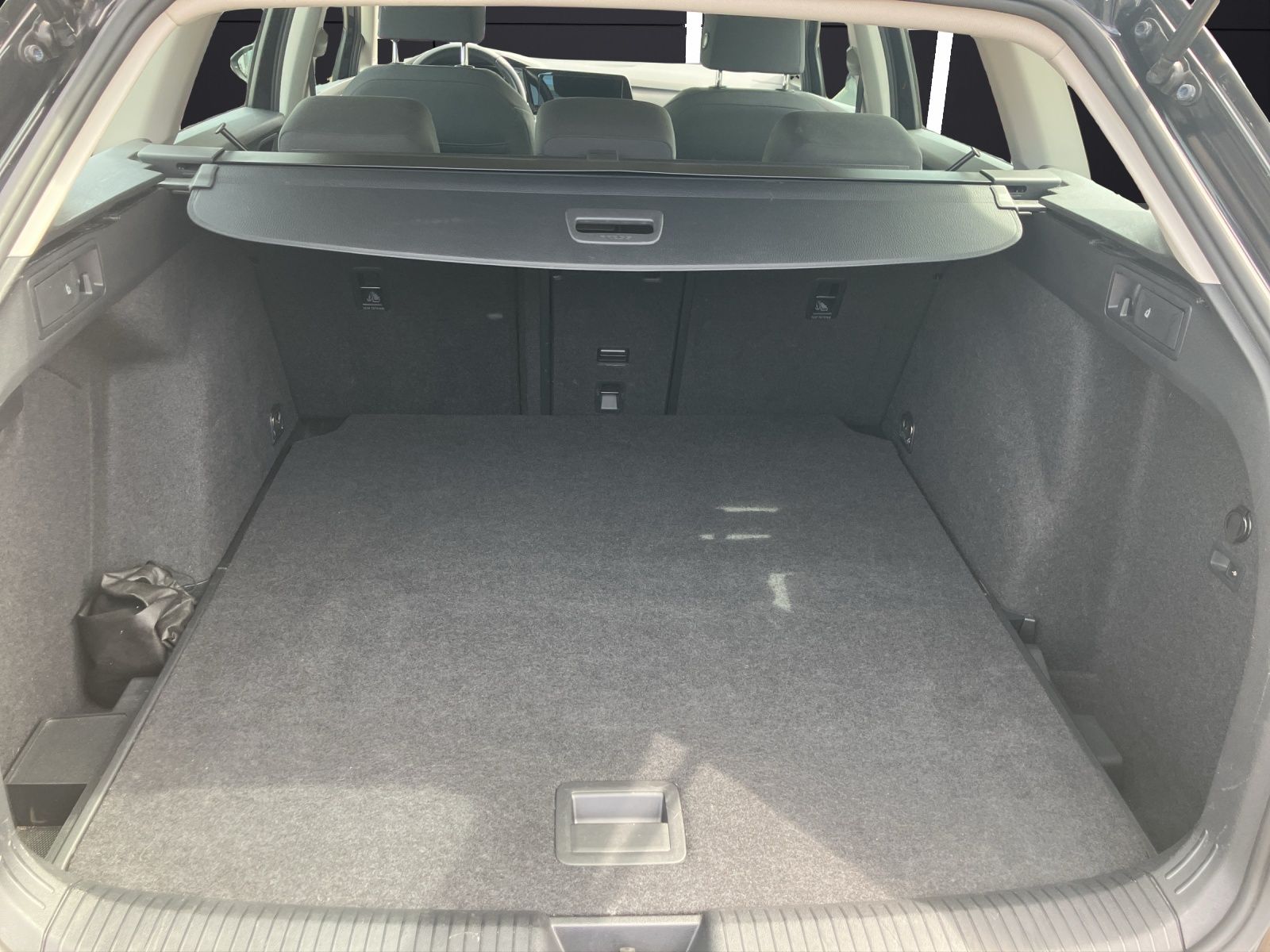 Fahrzeugabbildung Volkswagen Golf VIII Variant TDI Life LED Navi ACC AHK SHZ