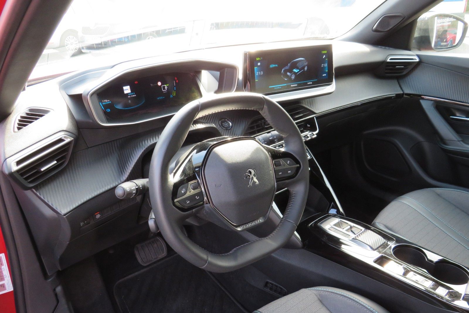 Fahrzeugabbildung Peugeot 2008 e- ALLURE NAVI GRA APP-CON SITZH. PDC 1.HD