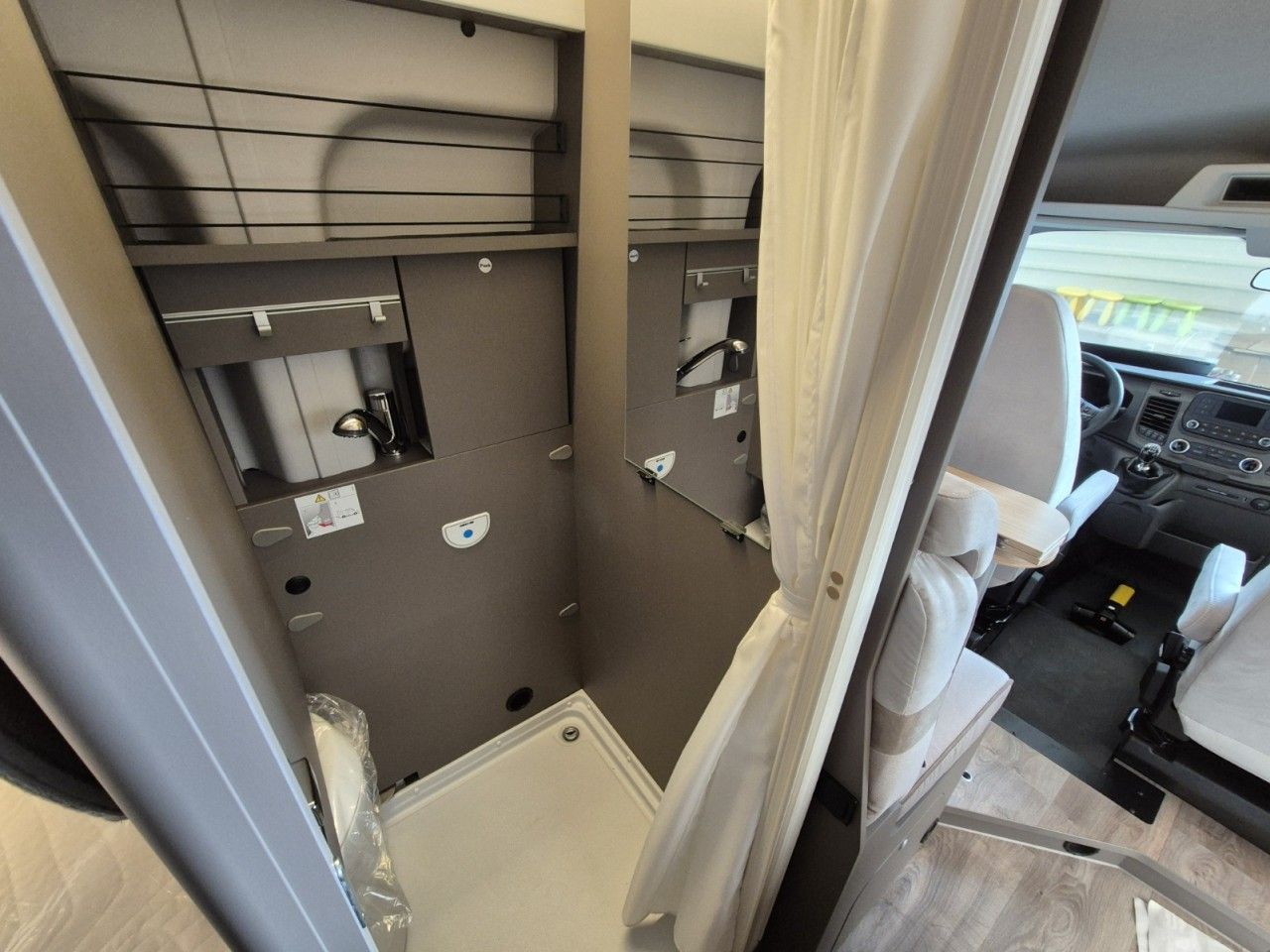 Fahrzeugabbildung LMC Innovan 592 Längsbetten Rahmenfenster Klima