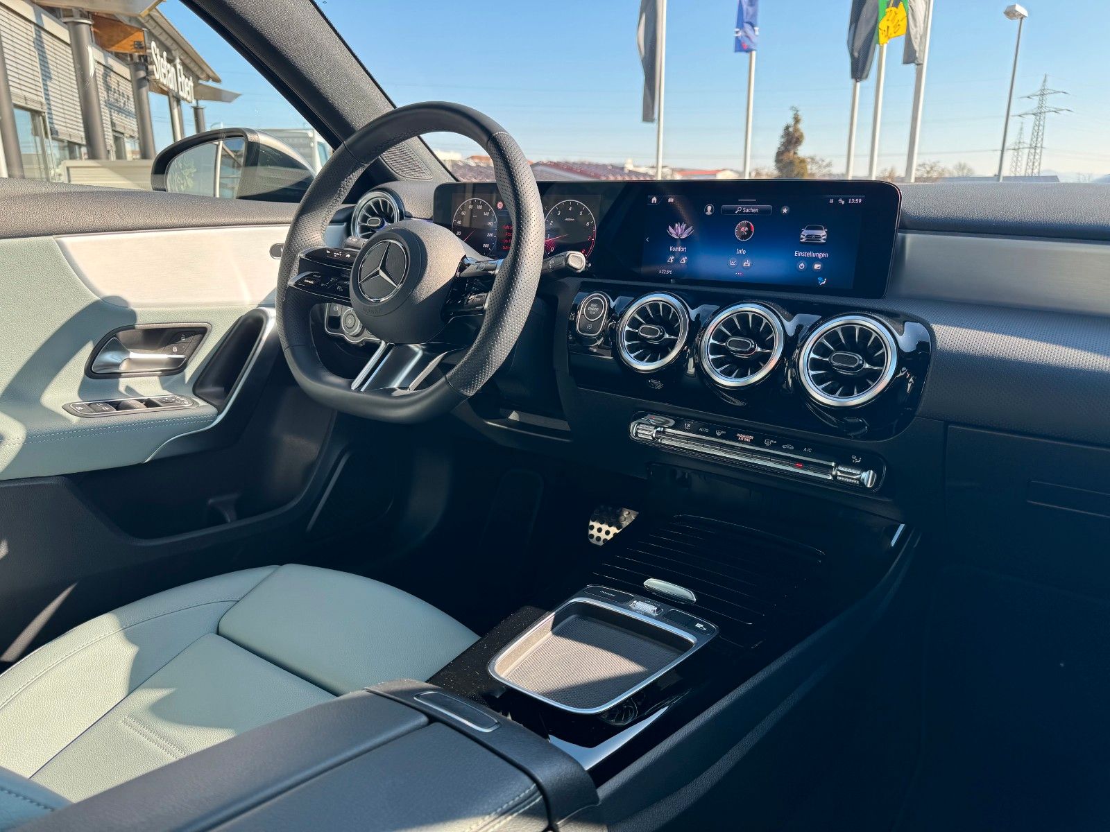 Fahrzeugabbildung Mercedes-Benz A 250 4Matic+AMG+AHK+Ambiente+RKF+Leder