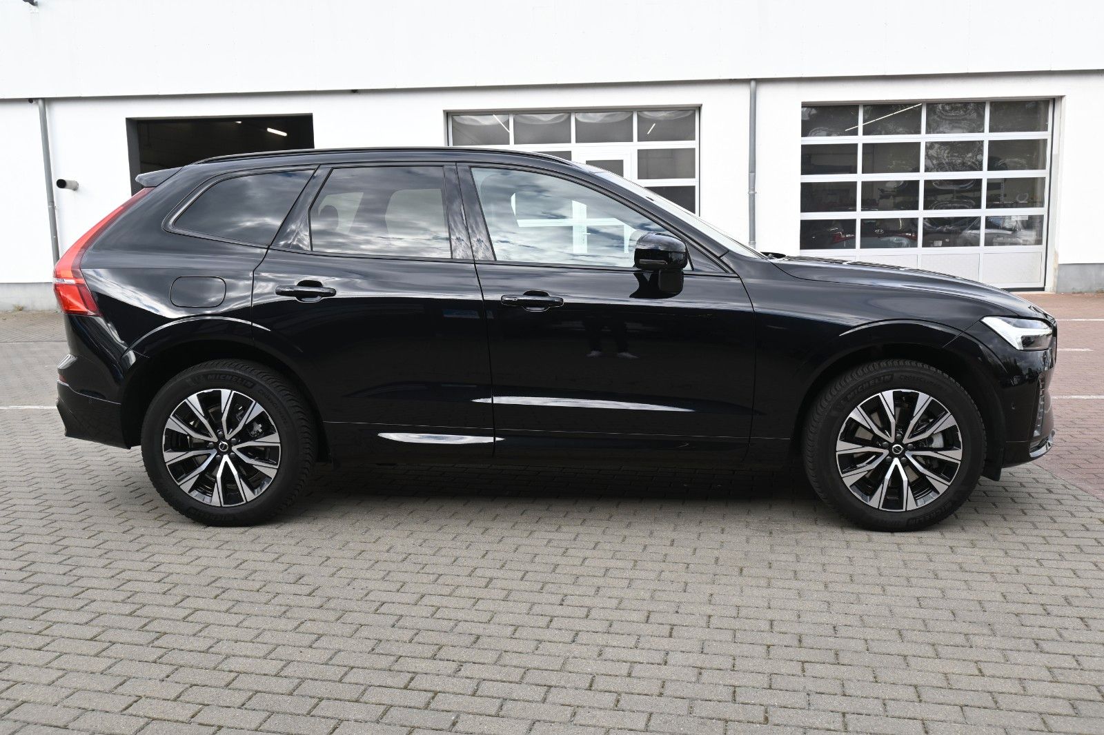 Fahrzeugabbildung Volvo XC60 B4 D Plus Dark*STDHZG*PANO*360°*ACC