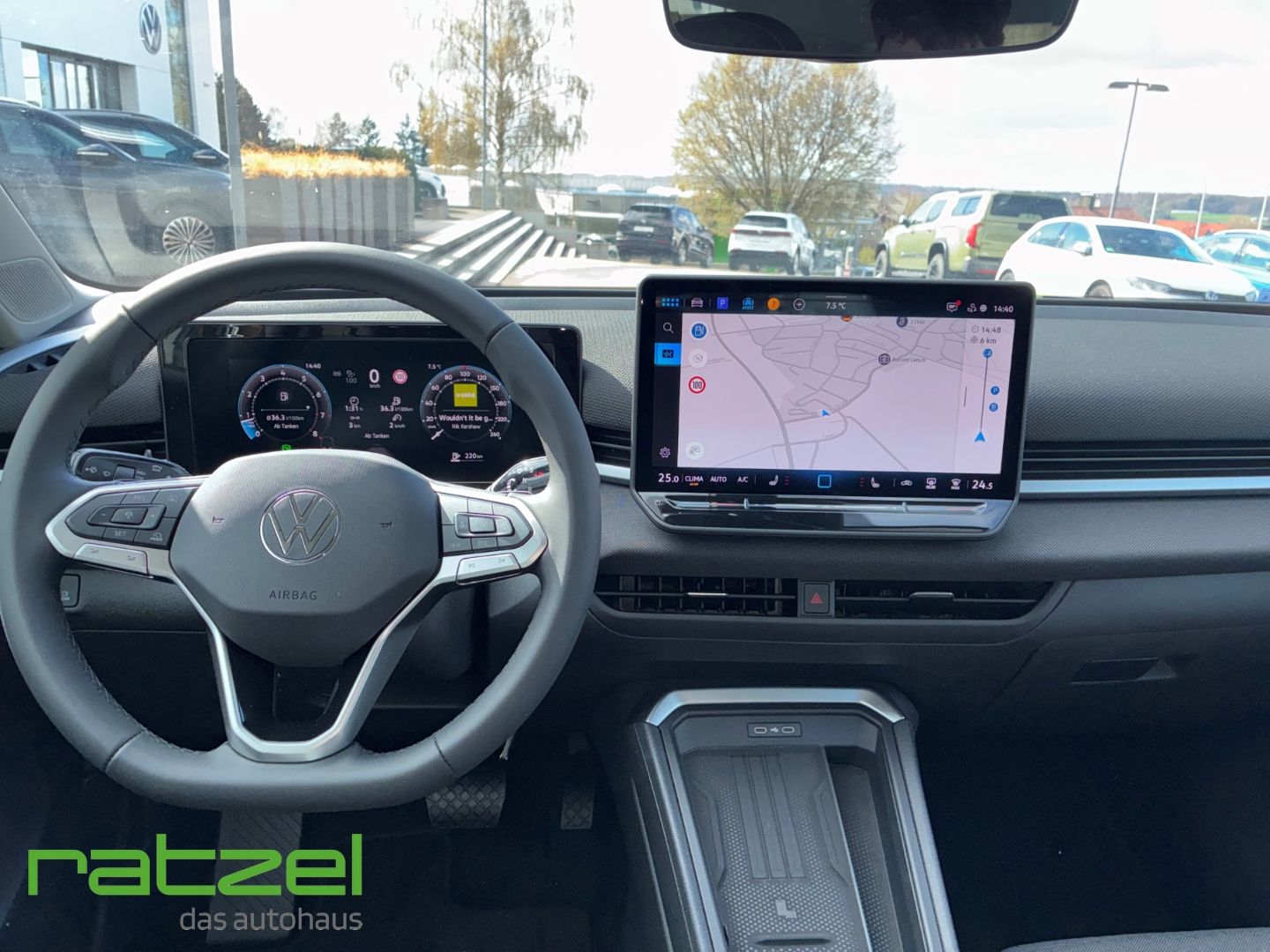 Fahrzeugabbildung Volkswagen T-Roc LIFE 1.5 eTSI 5J.Garantie+Navi+SHZ+PDC