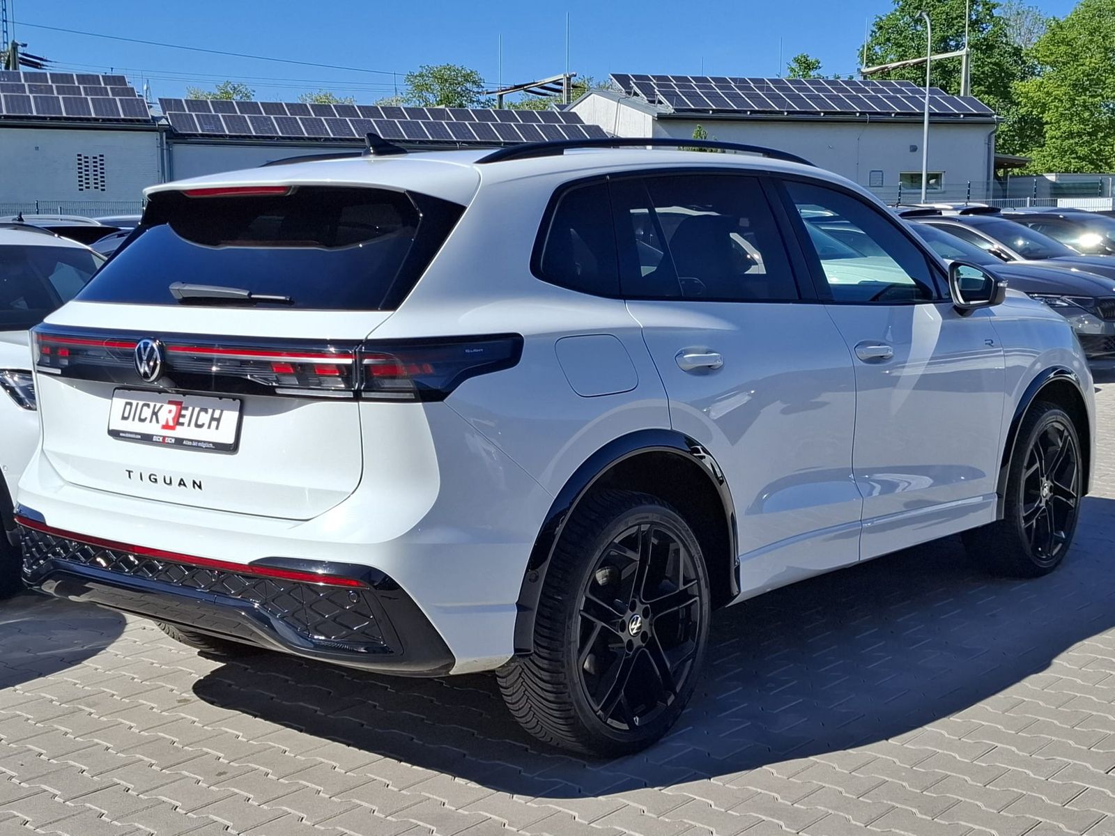 Fahrzeugabbildung Volkswagen Tiguan 2.0 TDI 4M R-Line BLACK*PAN*HK*AHK*MATRIX