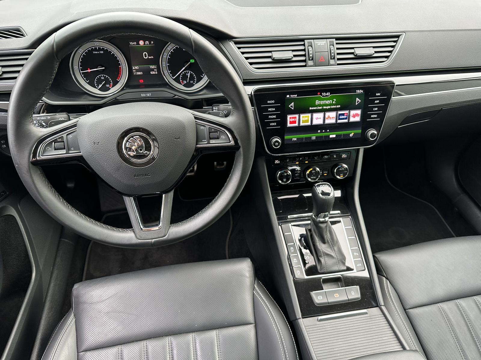 Fahrzeugabbildung SKODA Superb Combi 2.0 TDI DSG L&K NAV+LED+PANO+CANTON