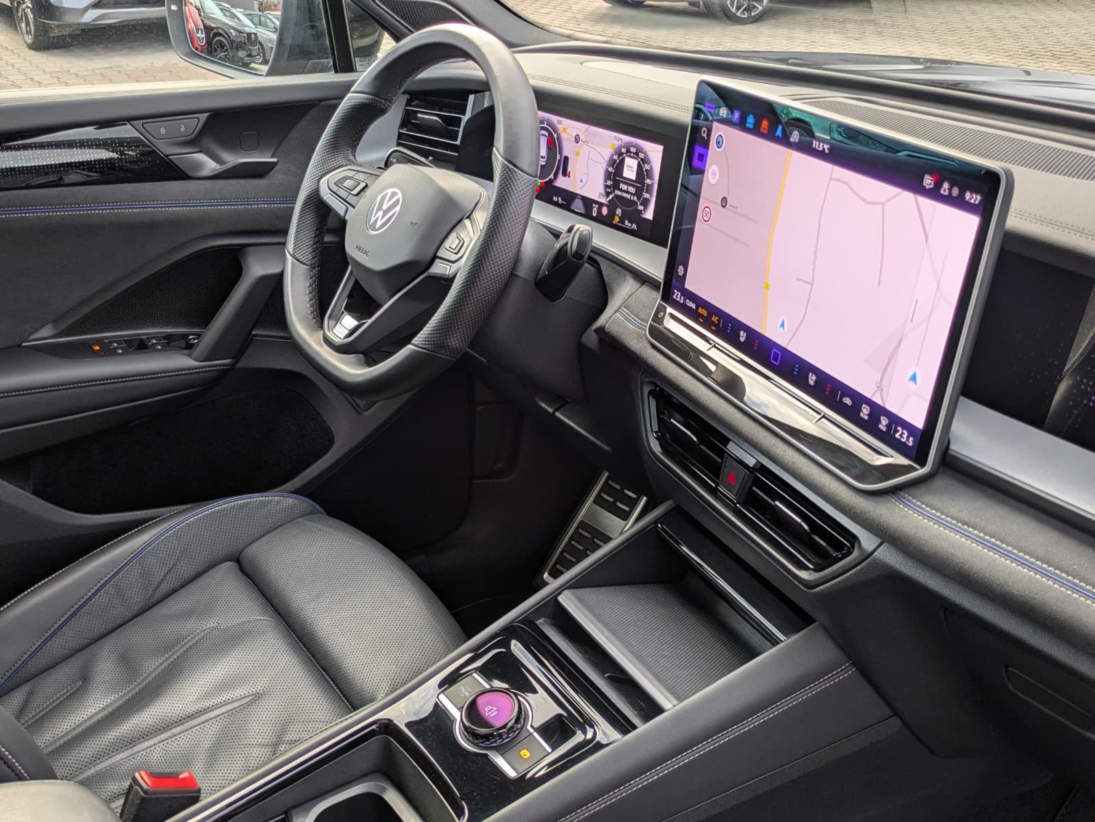 Fahrzeugabbildung Volkswagen Tayron 2.0 TDI 4M R-Line BLACK*7S*IQ*LEDER*PANO