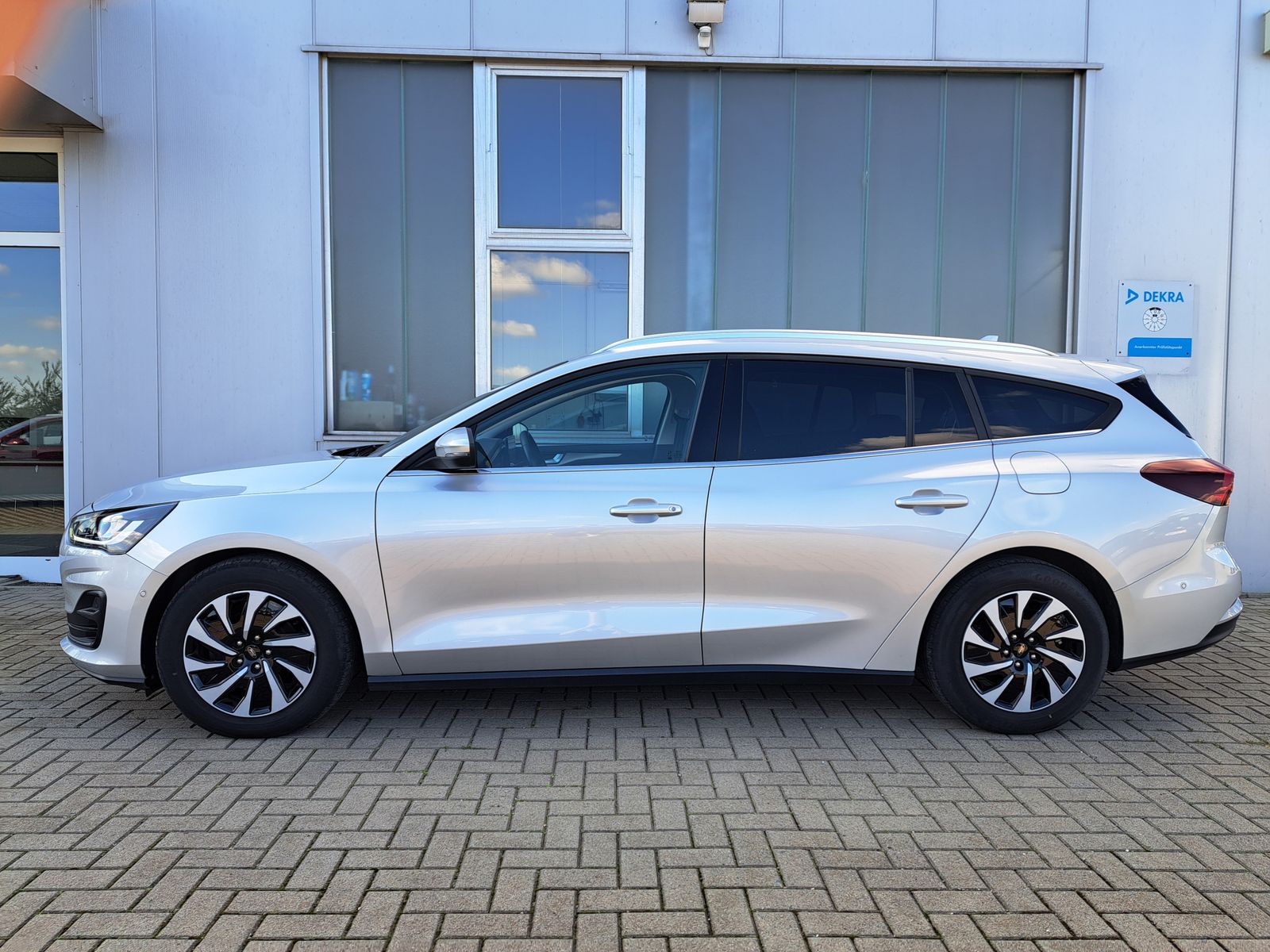 Fahrzeugabbildung Ford Focus Titanium X 1.5 TDCI LED NAVI AUTOMATIK AHK