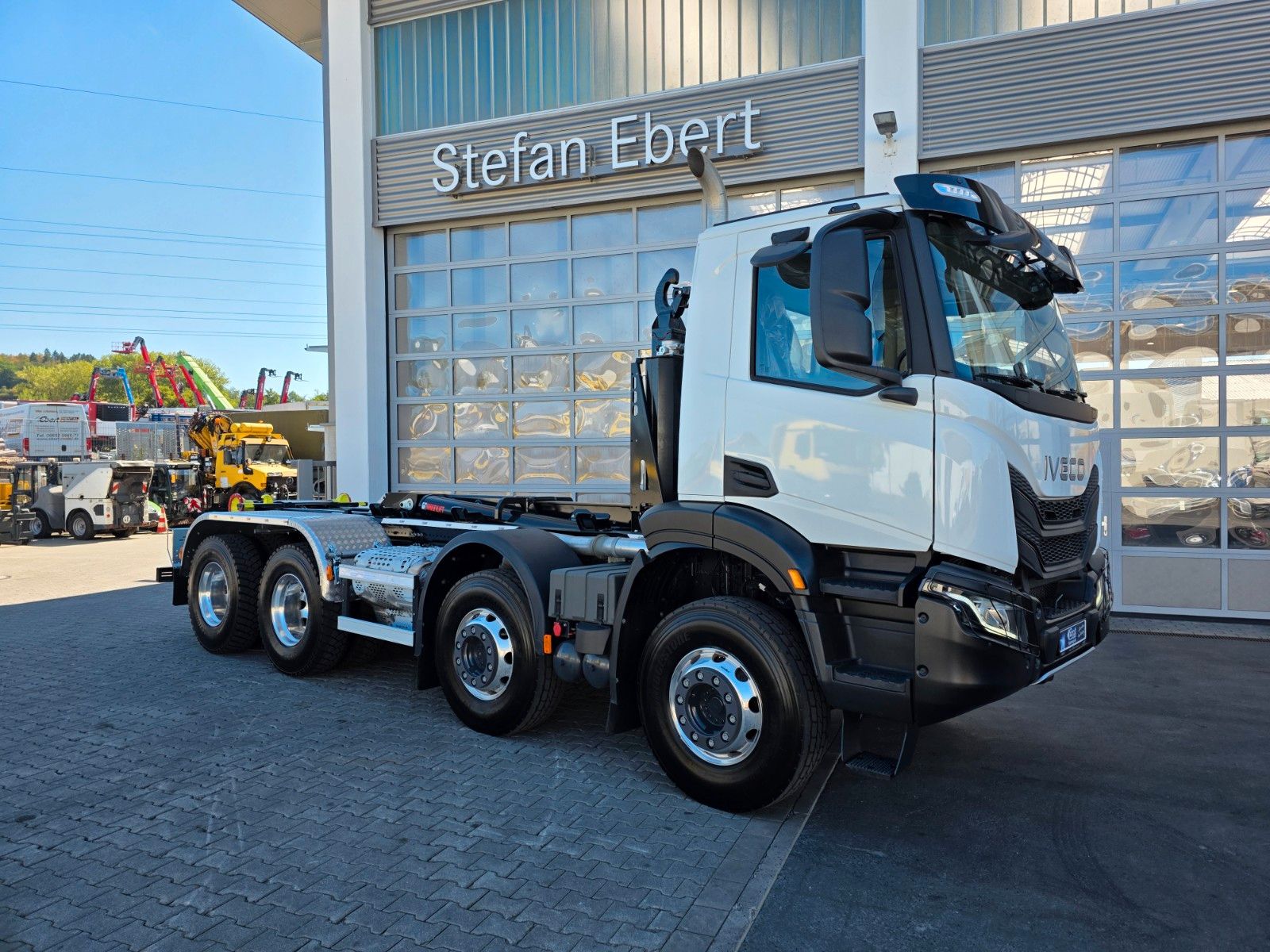 Fahrzeugabbildung Iveco X-Way AD320X46BZ OFF 8x4 Hiab ULT26S53-W-ITF Alu