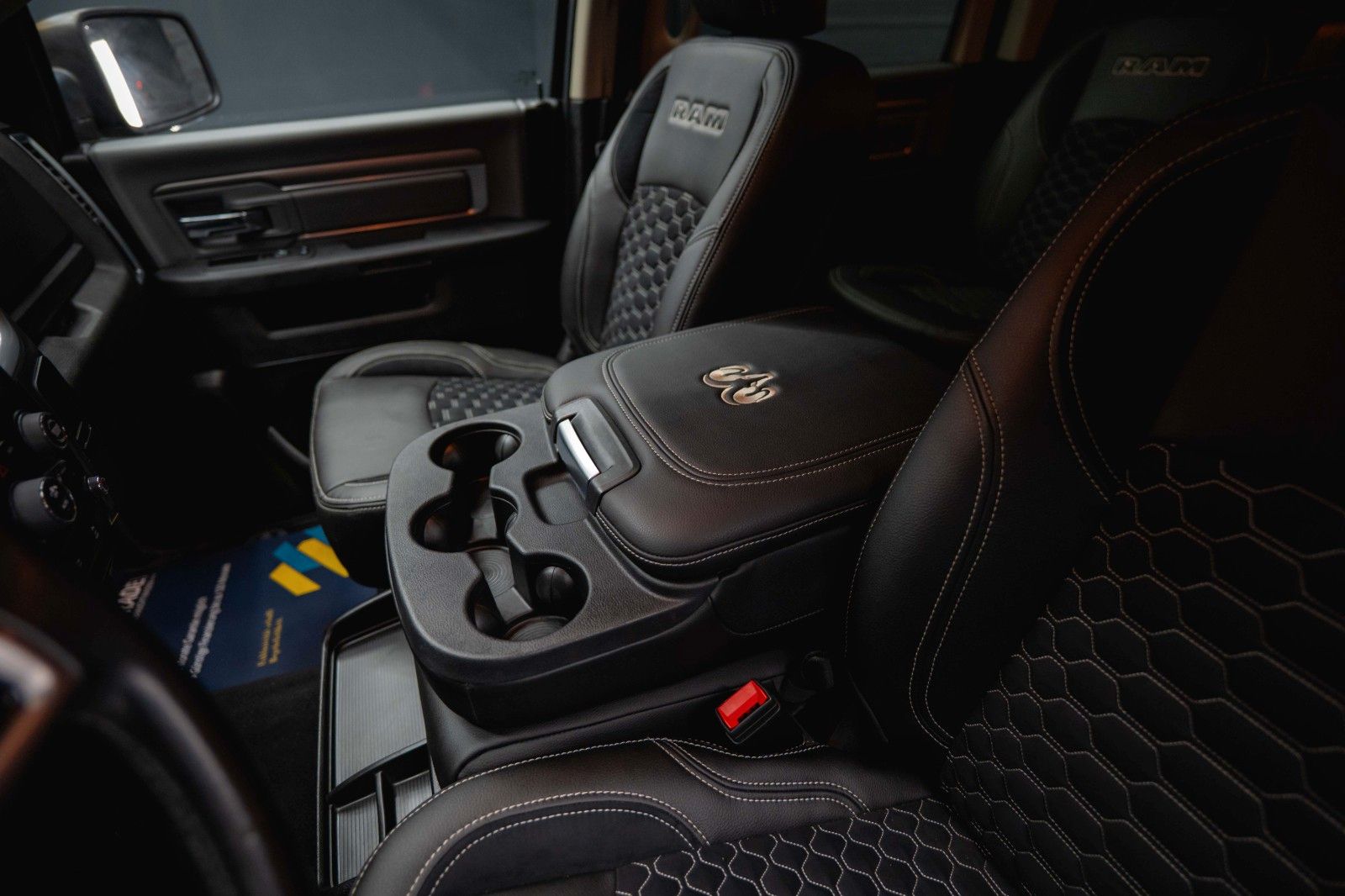 Fahrzeugabbildung Dodge RAM 3.6 V6 4x4 OFFROAD BLACK EDITION *LED*6Sitze