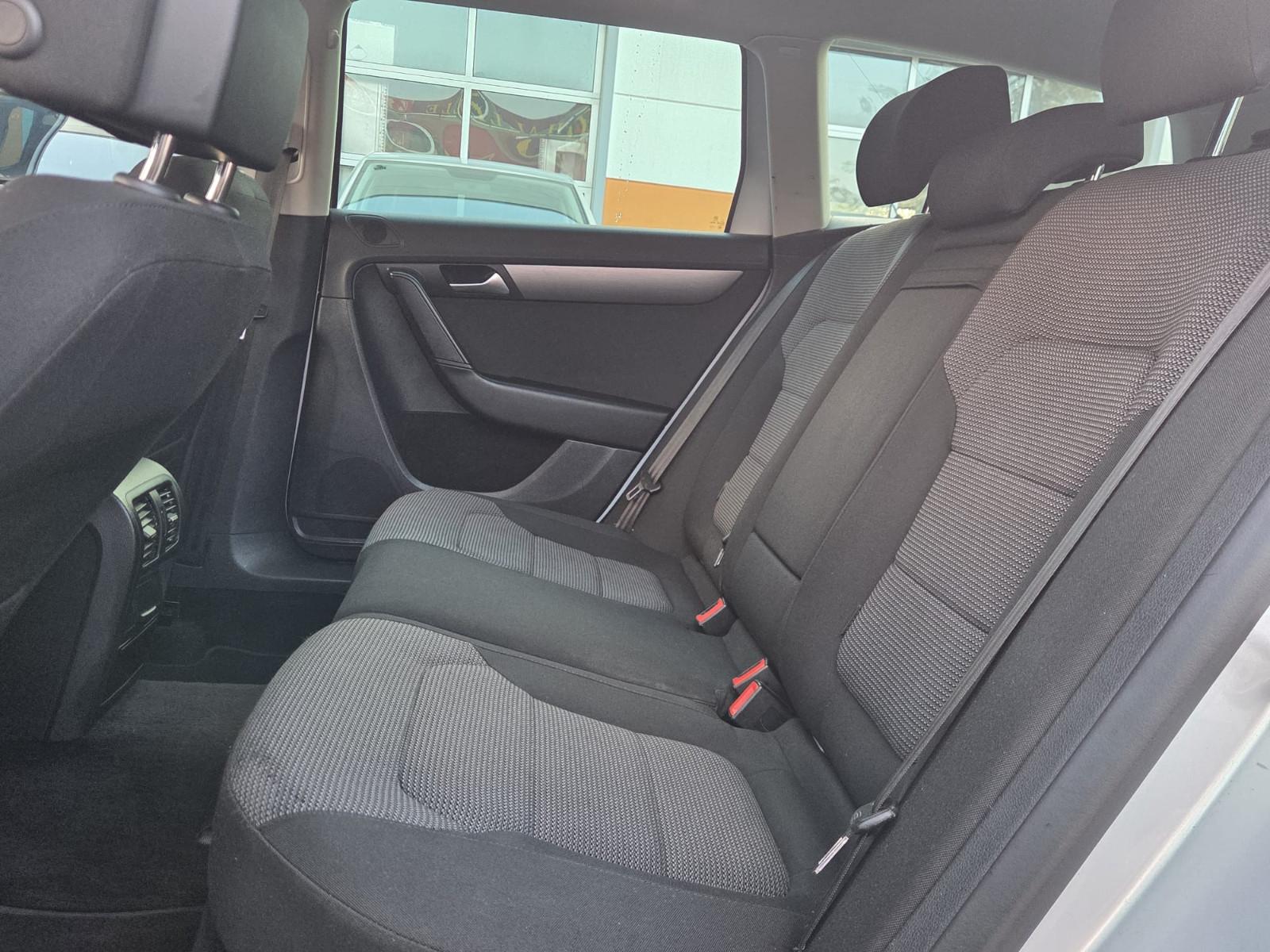 Volkswagen Passat 2012 — photo 19