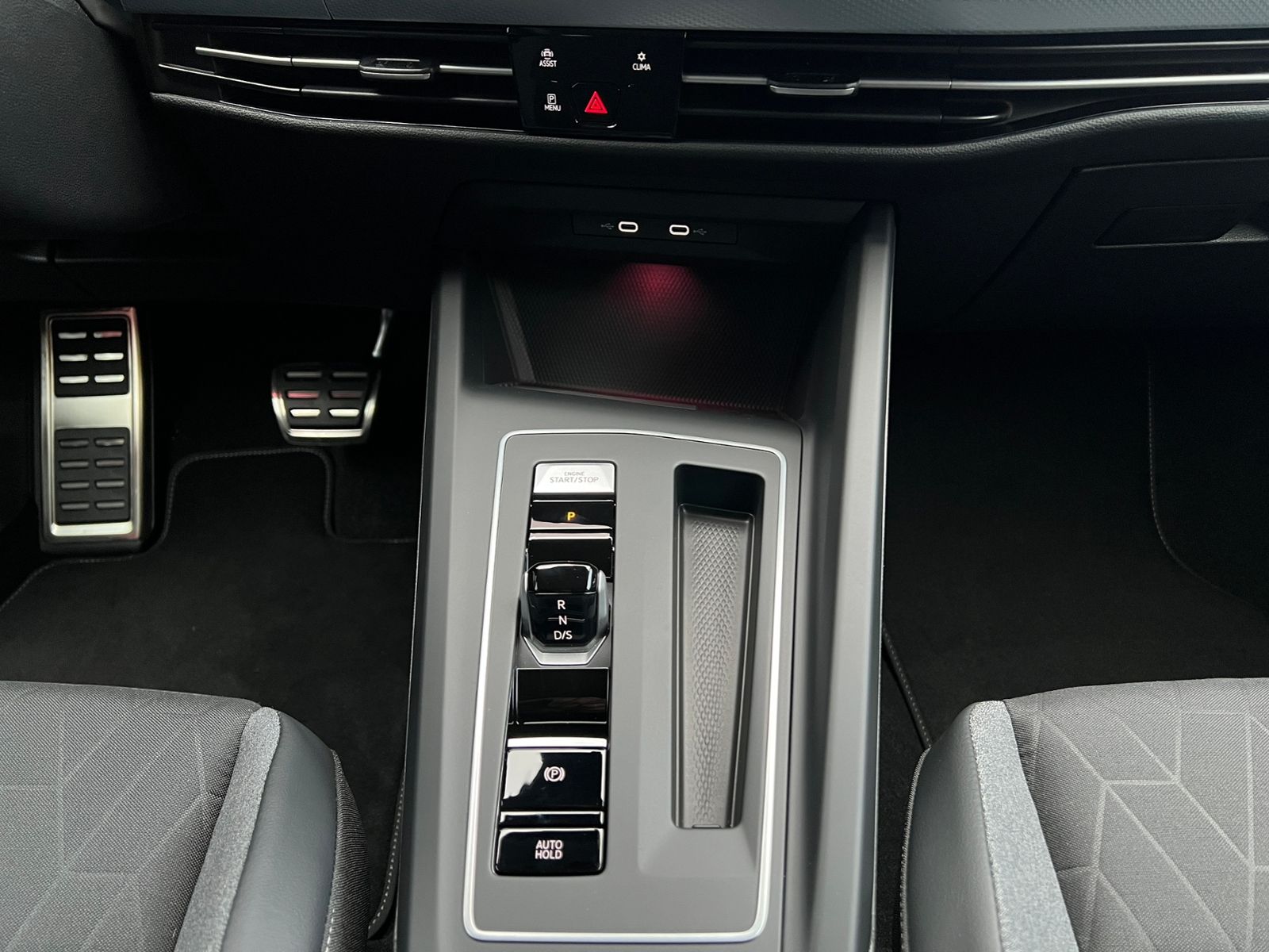 Fahrzeugabbildung Volkswagen Golf VIII Variant Life 2.0 TDI DSG *AHK, LED, AC