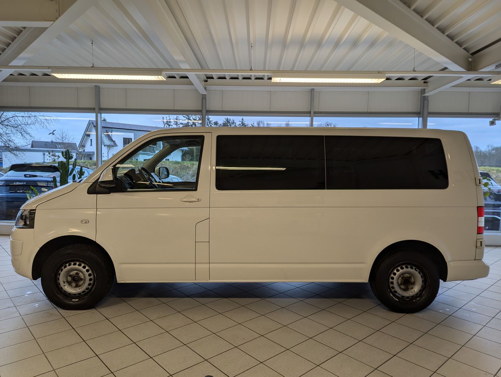 Fahrzeugabbildung Volkswagen T6 Transporter TDI lang 103KW Scheckheft 9-Sitze