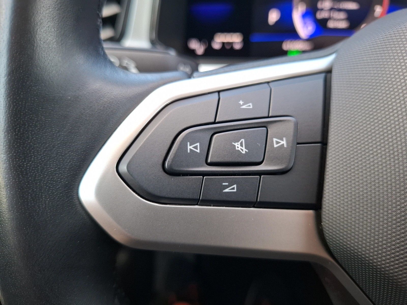 Fahrzeugabbildung Volkswagen T-Roc TSI Life DSG LED AHK Navi AID ACC RFK SH