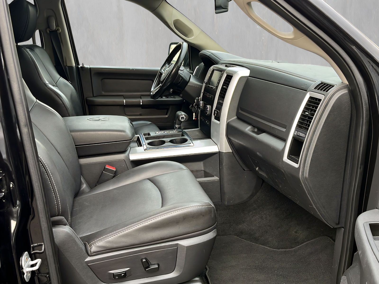 Fahrzeugabbildung Dodge RAM 1500 LPG 103L CREW CAB 1.HAND RF KAM AHK GSD