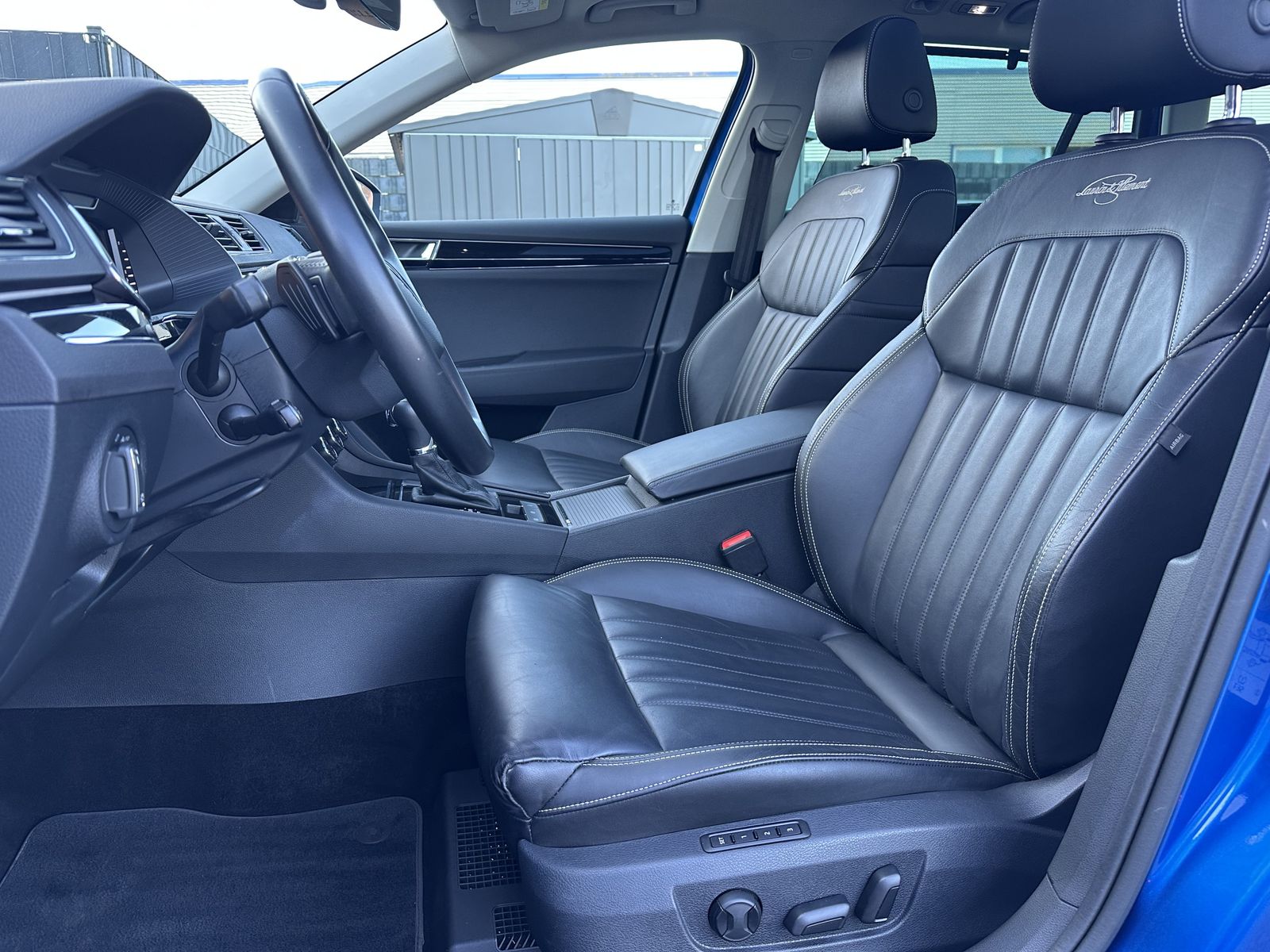 Fahrzeugabbildung SKODA Superb Combi 1.4 TSI iV DSG L&K NAV+LED+AHK+PANO