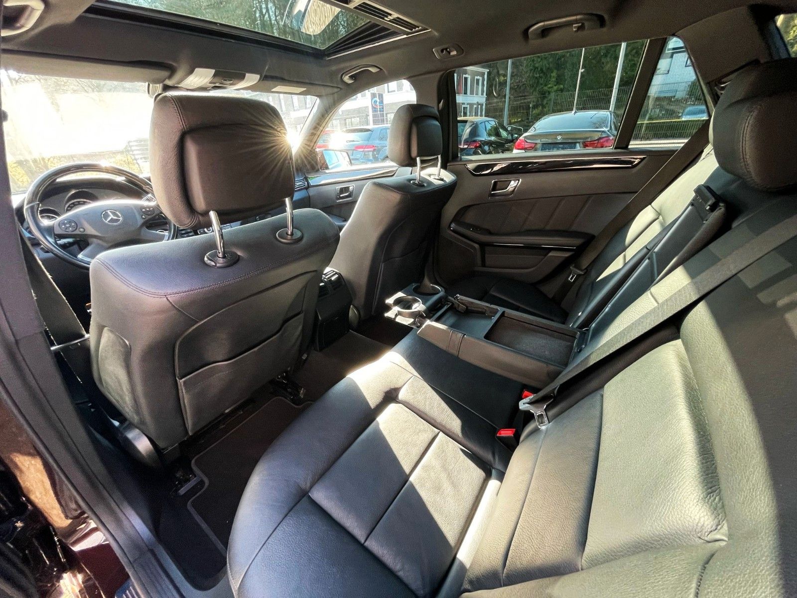 Fahrzeugabbildung Mercedes-Benz E 300 T CDI 7G AUT**AMG**LEDER NAVI GLASSD XENON