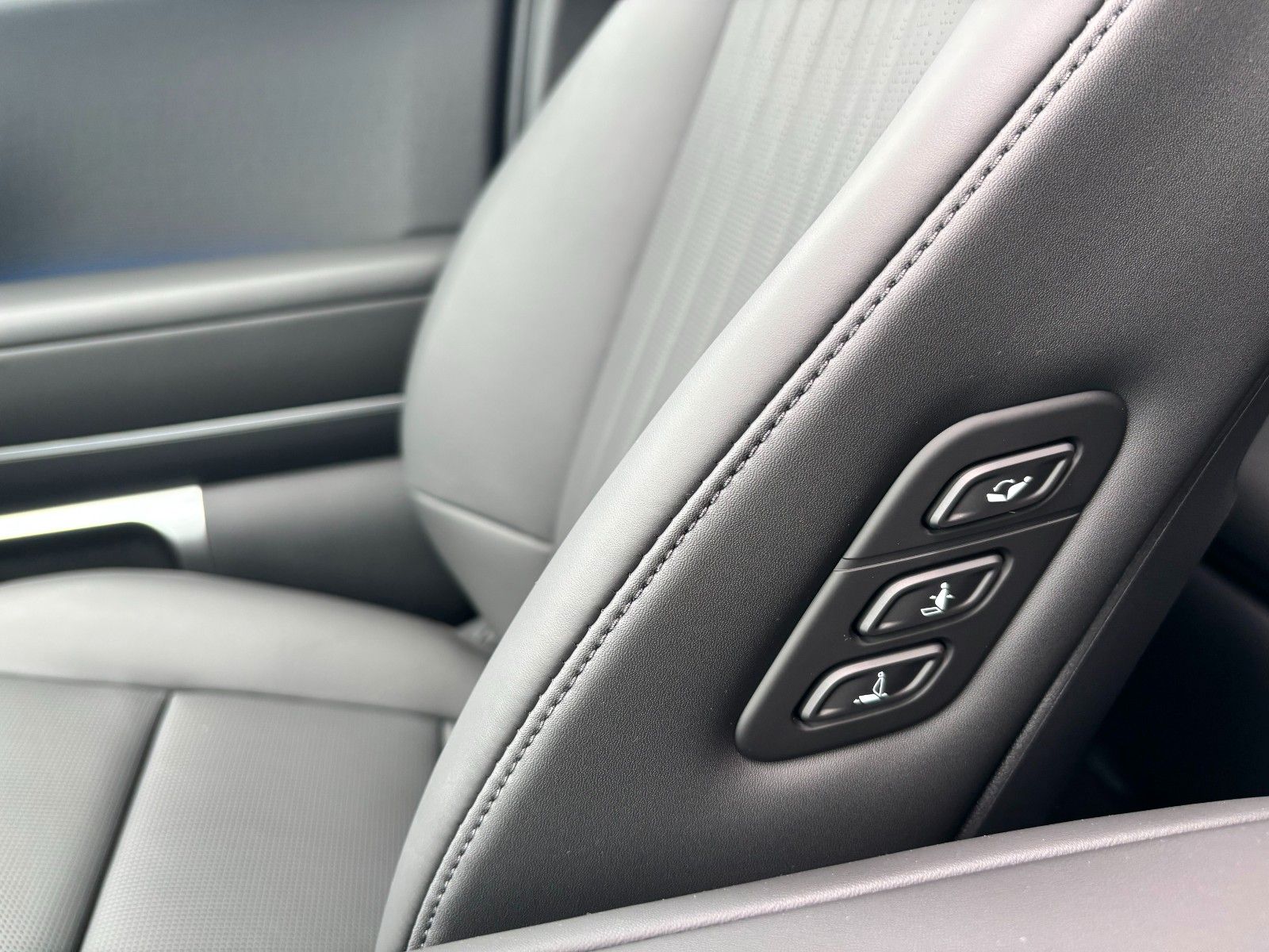 Fahrzeugabbildung Hyundai IONIQ 9 4WD 307PS Uniq/Pano/Relax-Paket!