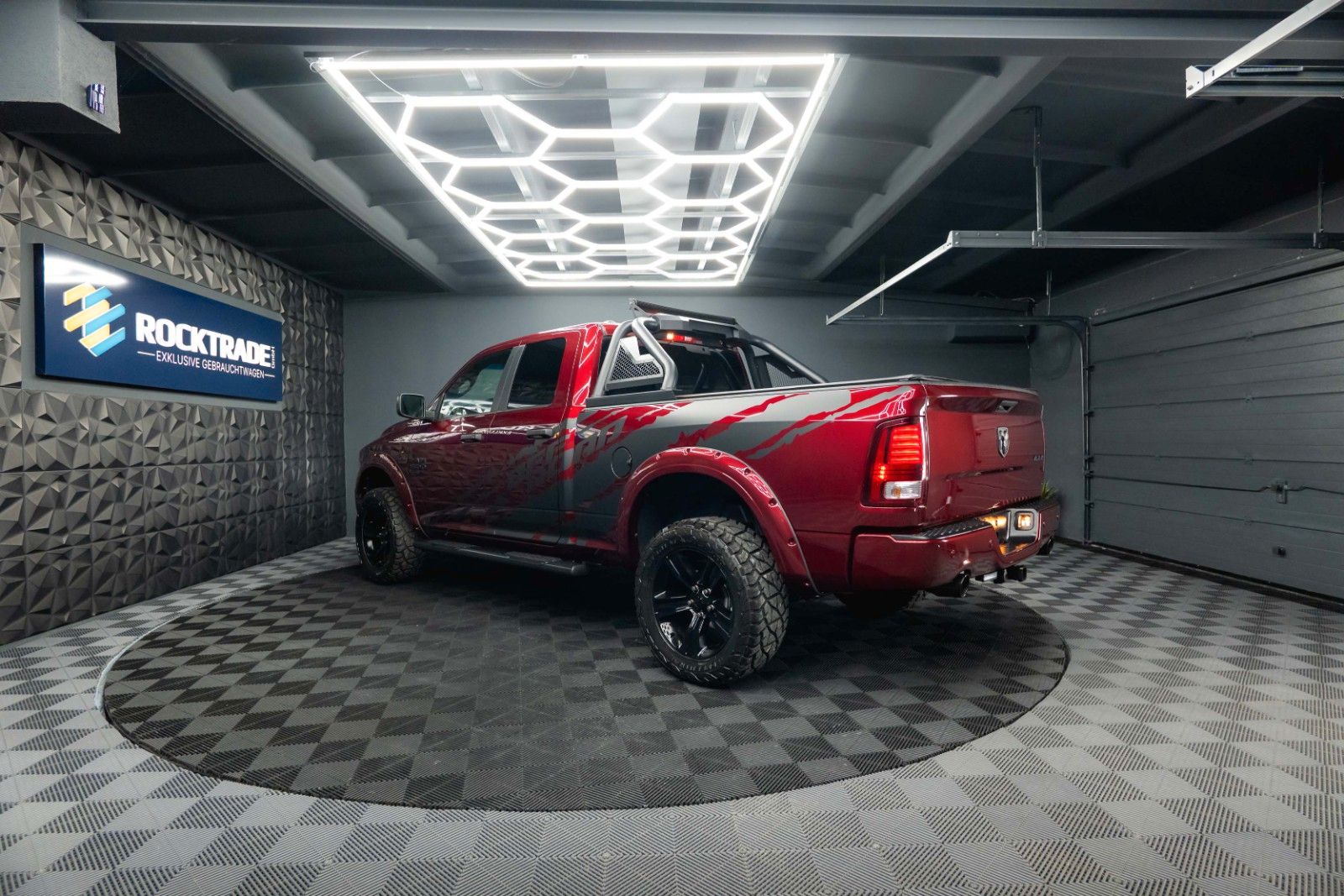 Fahrzeugabbildung Dodge RAM 5.7 V8 HEMI 4x4 OFFROAD Night-Paket LONG 19%