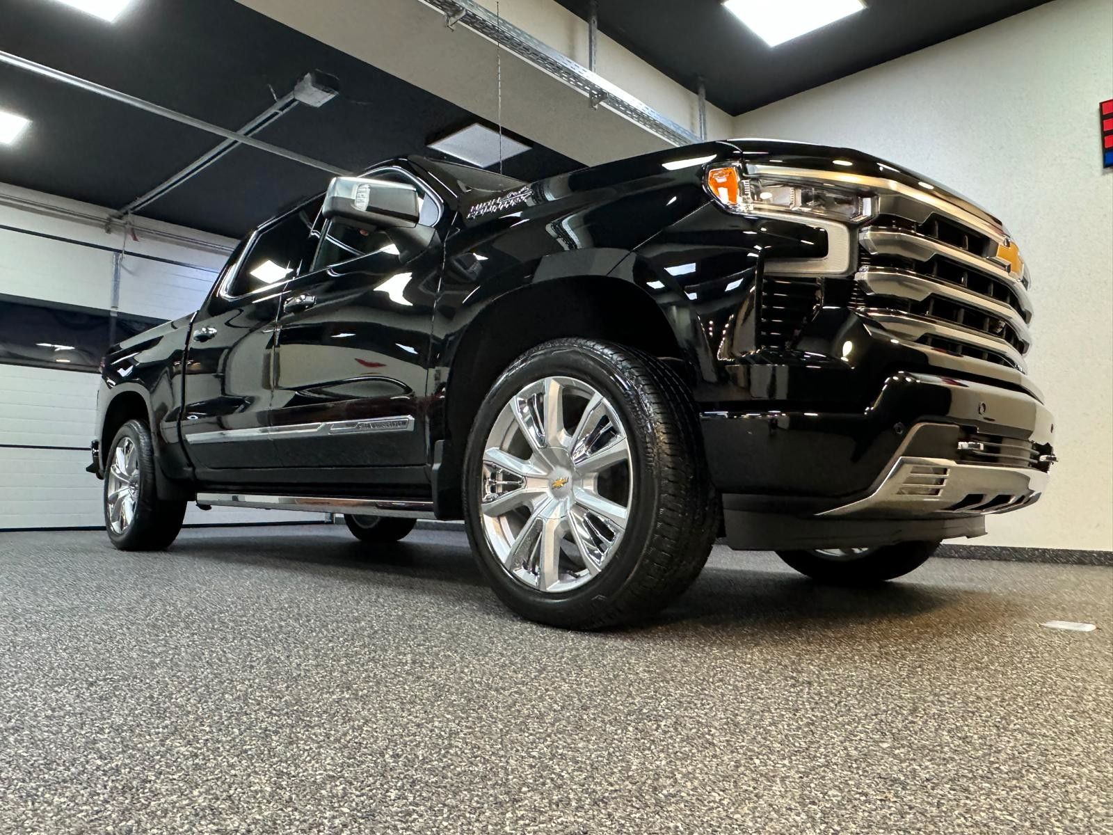 Fahrzeugabbildung Chevrolet 2026 SILVERADO DURAMAX DIESEL 4x4 HIGH COUNTRY