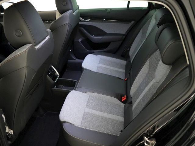 Octavia COMBI TOUR TSI+AHK+NAVI+SITZ-/LENKRADHEI