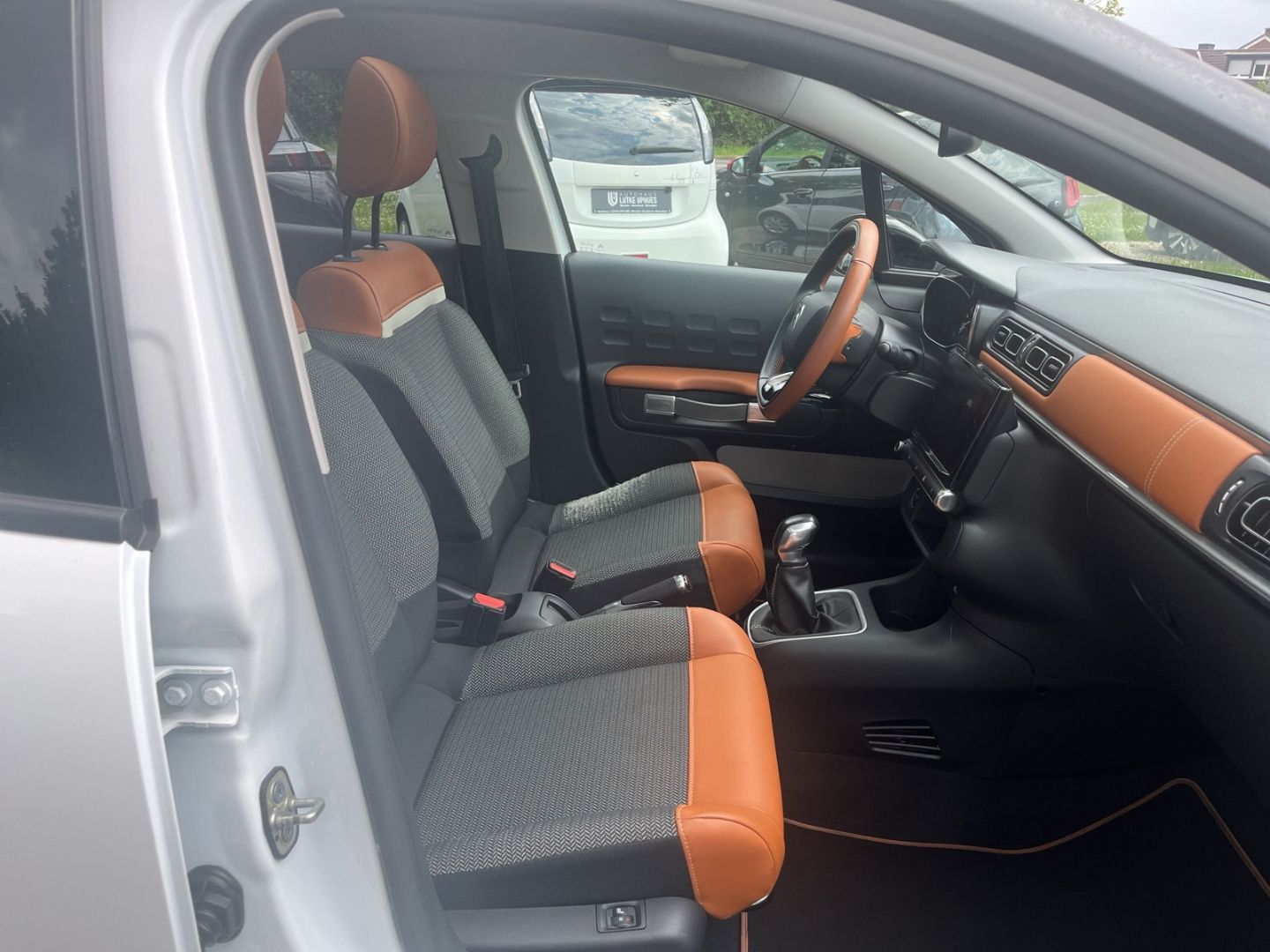 Fahrzeugabbildung Citroën C3 1.2 PureTech 110 Shine Panorama Navi DAB SHZ