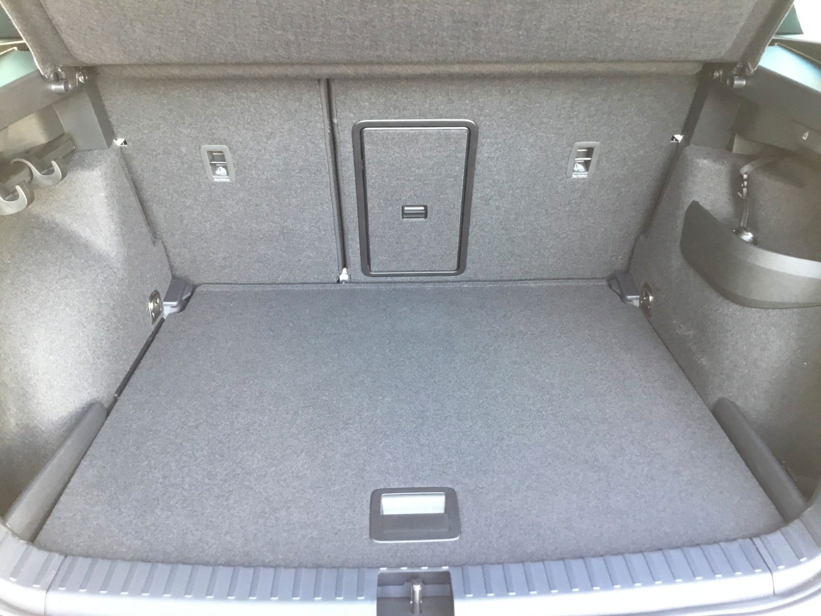 Fahrzeugabbildung SKODA Karoq 2.0l TSI DSG 4x4 Sportline+Pano+Standheizu
