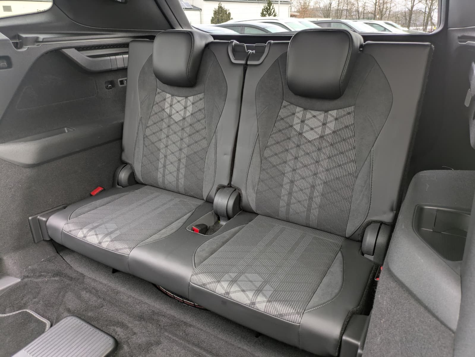 Fahrzeugabbildung Volkswagen Tayron 2.0 TDI 4M R-Line BLACK*7Si*MATRIX*PANO