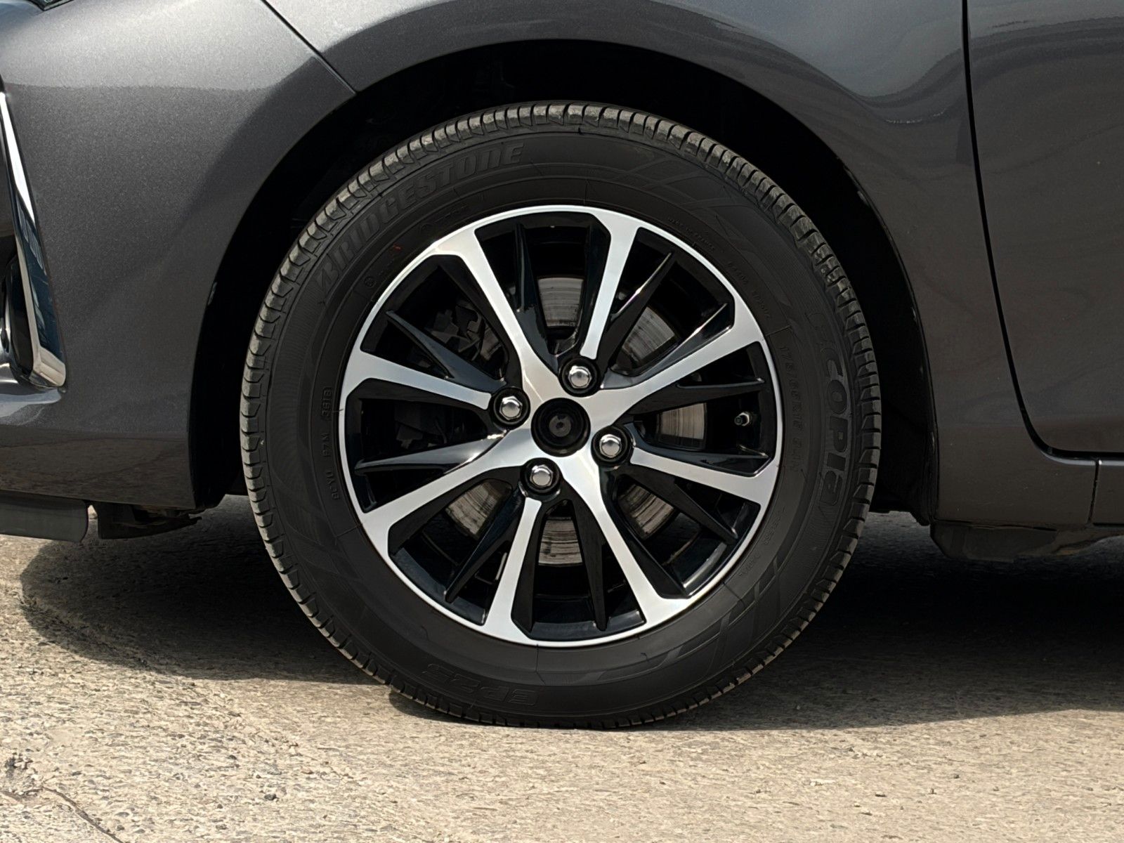 Fahrzeugabbildung Toyota Yaris 1.5 Ltr. Kamera Klima BLT SHZ LKA AM