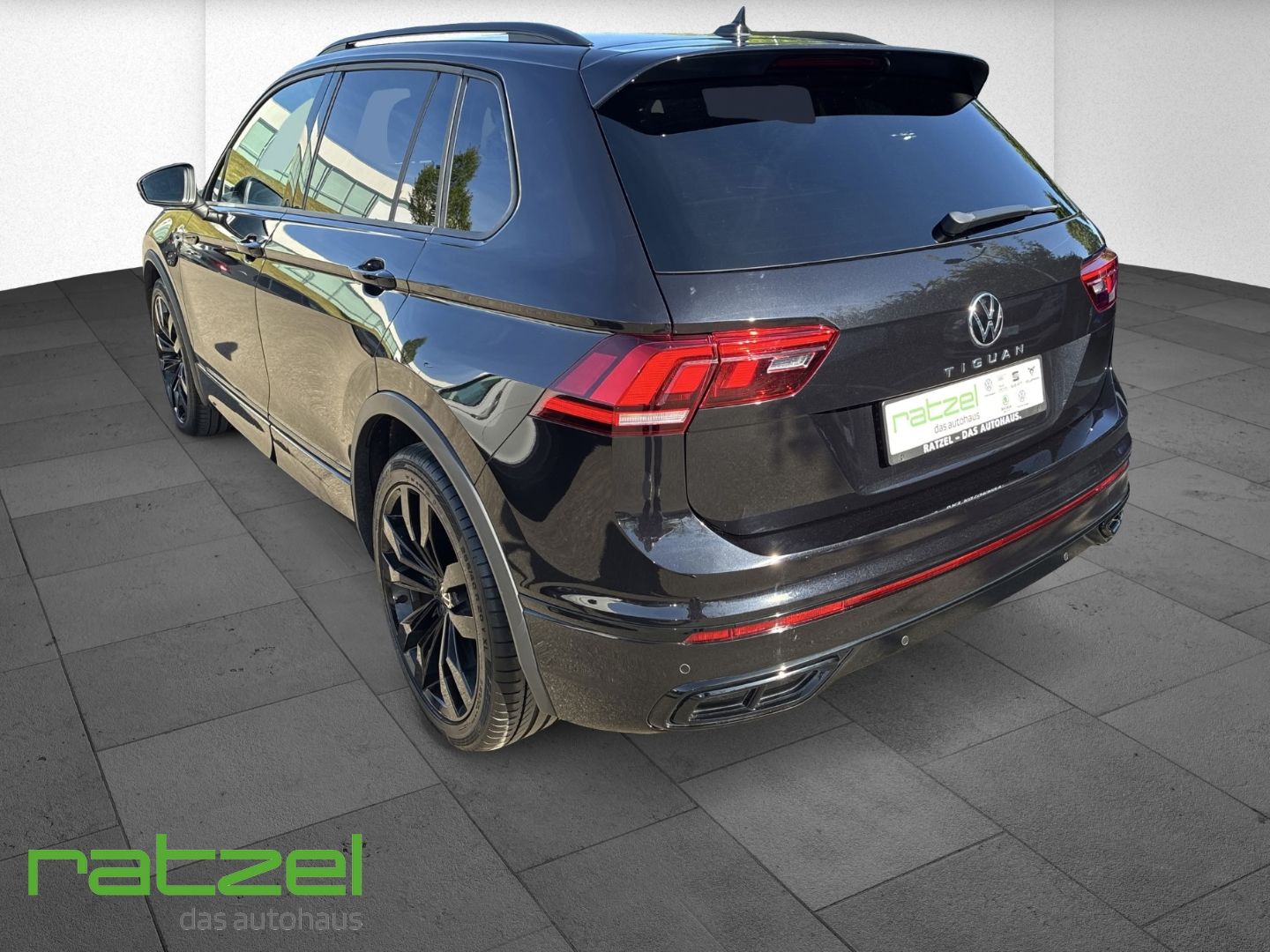Fahrzeugabbildung Volkswagen Tiguan R-Line 1.5 TSI DSG Sportpaket AHK-klappba