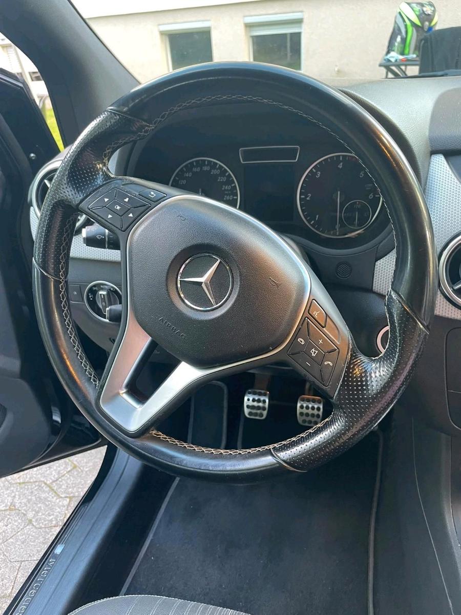Mercedes-Benz B180 2012 — photo 9