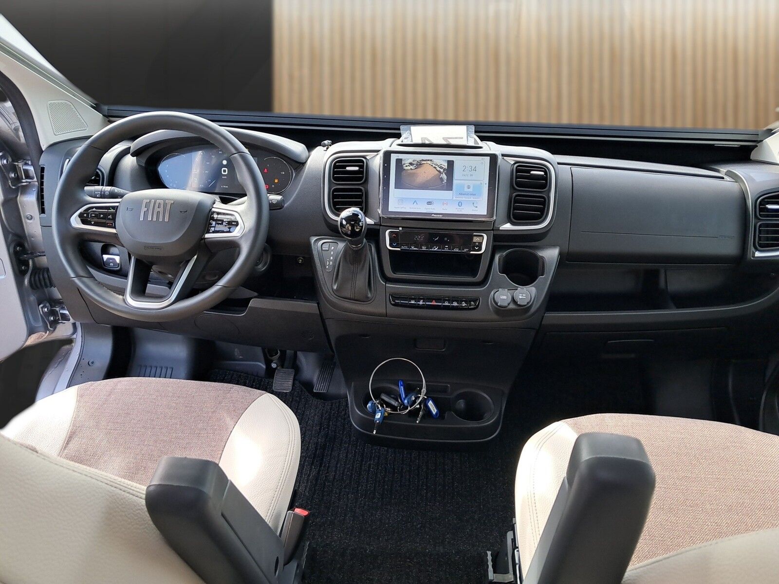 Fahrzeugabbildung Eura Mobil Van V 635 EB Automatik, 180 PS, Fahrassistenz