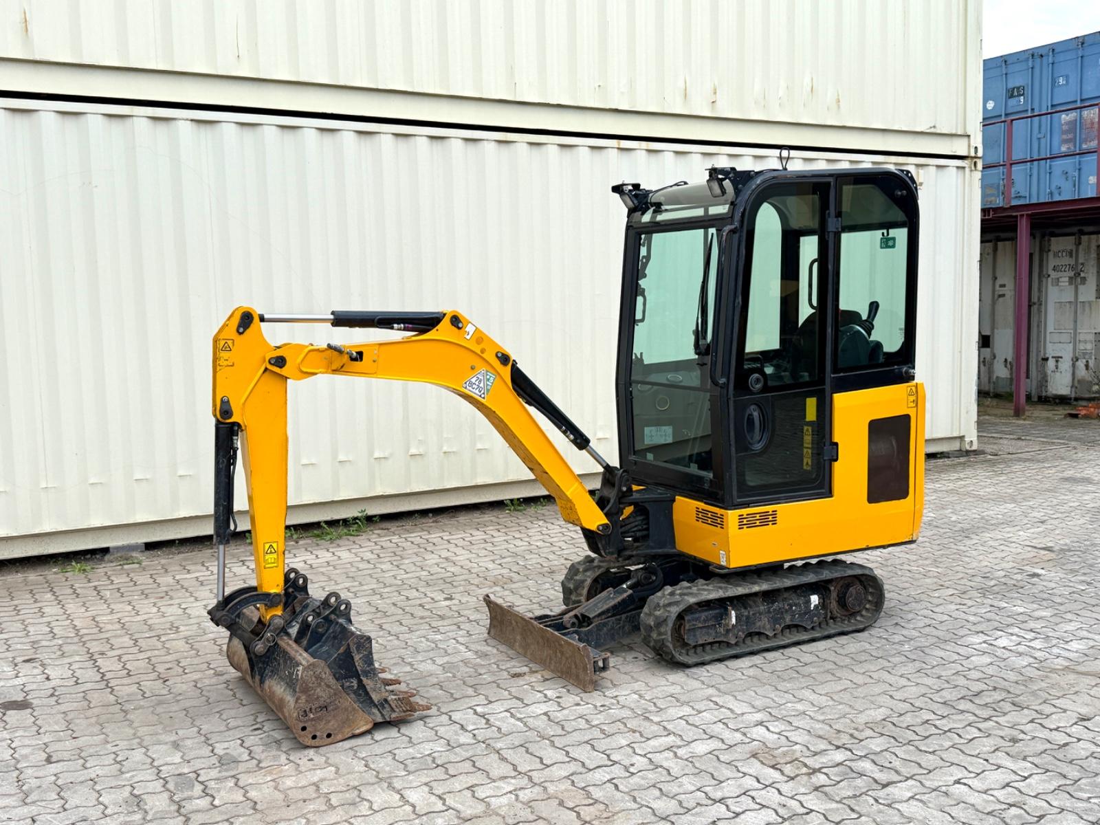 JCB 15C-1 / 825 H /  3 x Löffel / Kabine