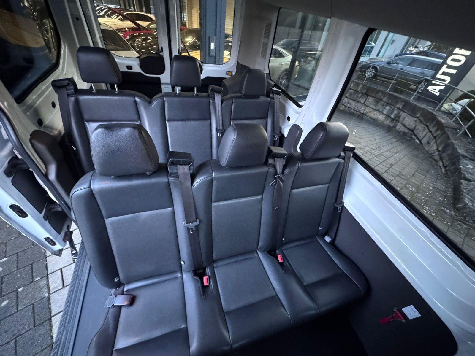 Fahrzeugabbildung Ford TRANSIT 330 L2H2*9-SITZE*LEDER*2xKLIMA*NAVI