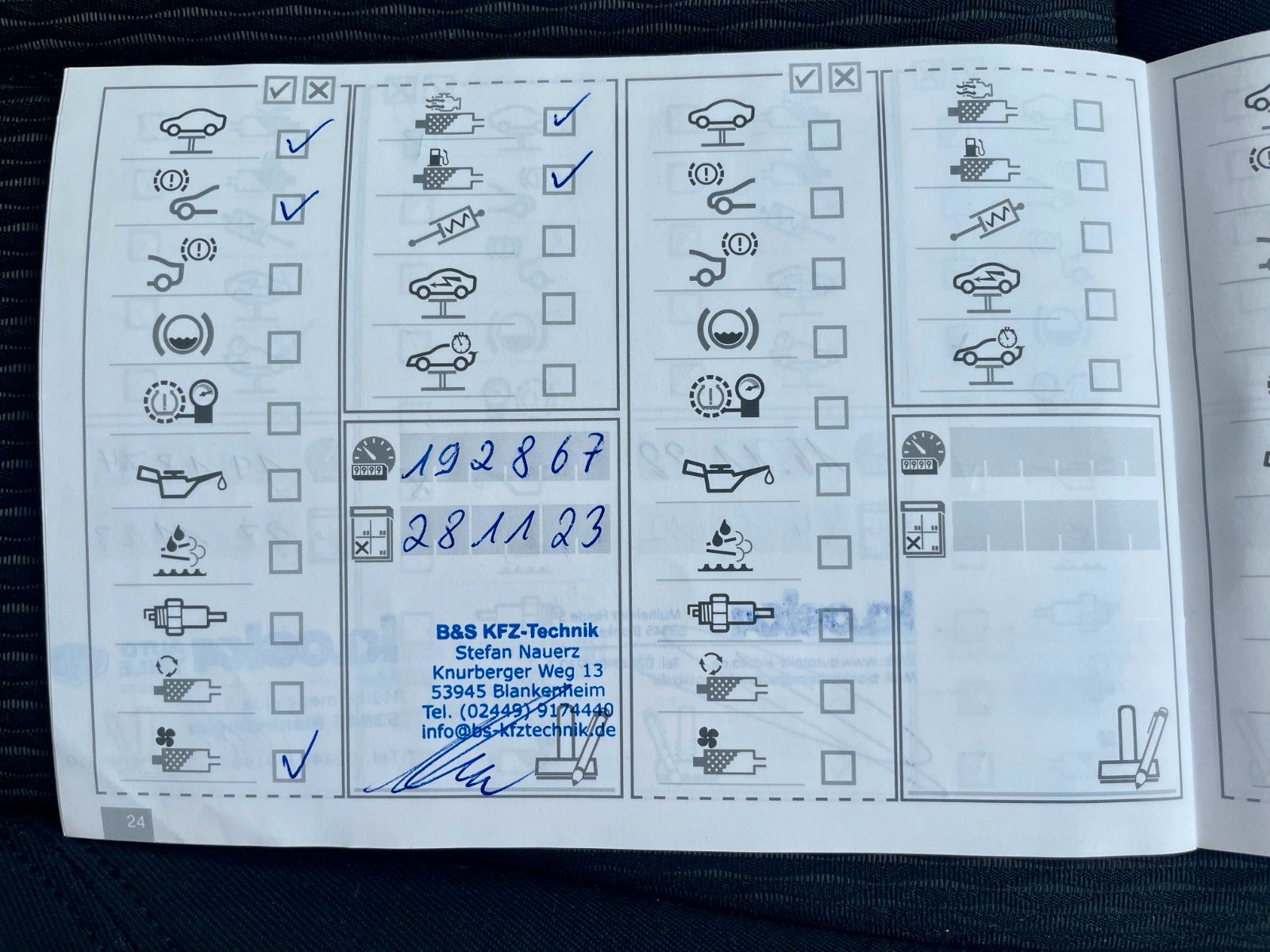 Fahrzeugabbildung BMW 118d 5-Türer Automatik Xenon PDC SZH SCHECKHEFT