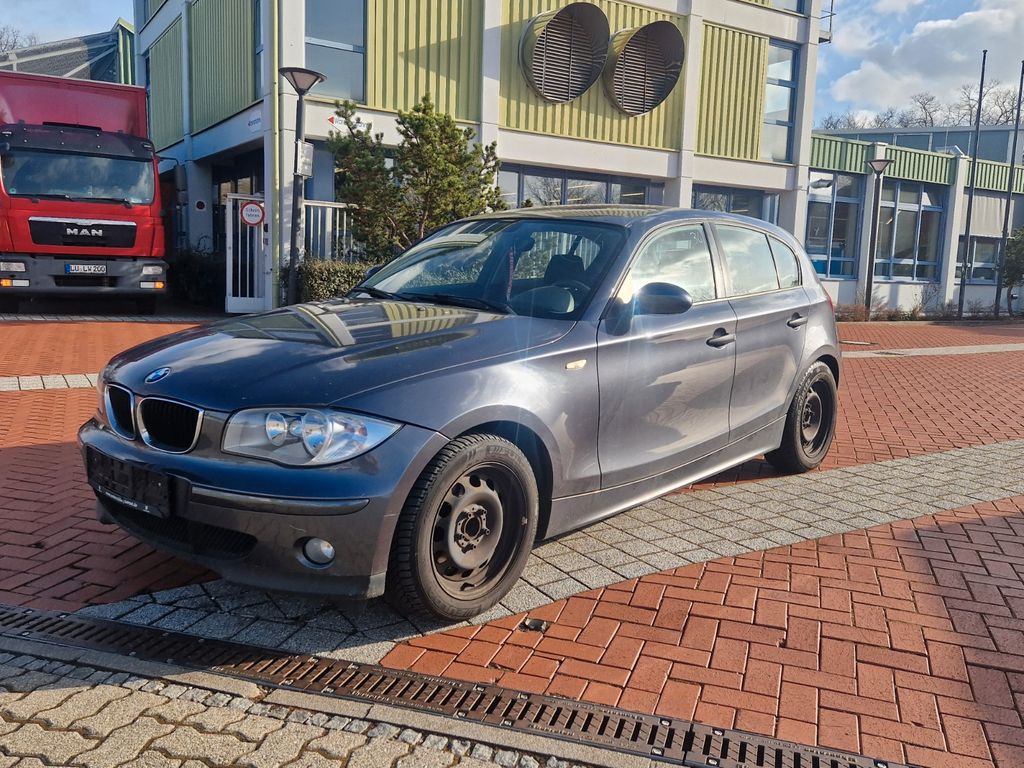 Baureihenarchiv für BMW Fahrzeuge · Original BMW Zubehör - BMW Performance  Exterieur für das 1er Coupé ·