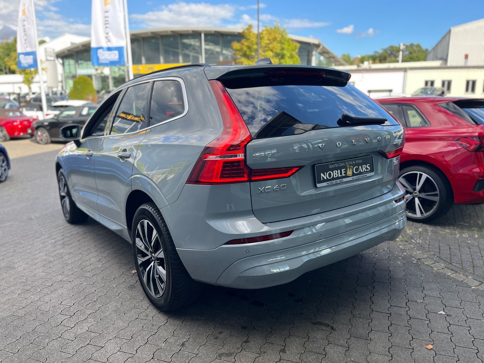 Fahrzeugabbildung Volvo XC60 Core 2WD STNDHZ LED NAV SHZ 19"