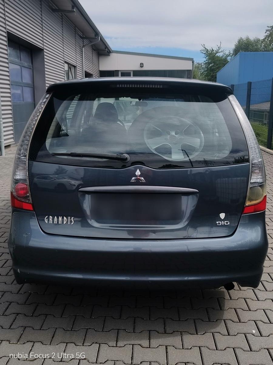 Mitsubishi Grandis 2006 — вигляд ззаду