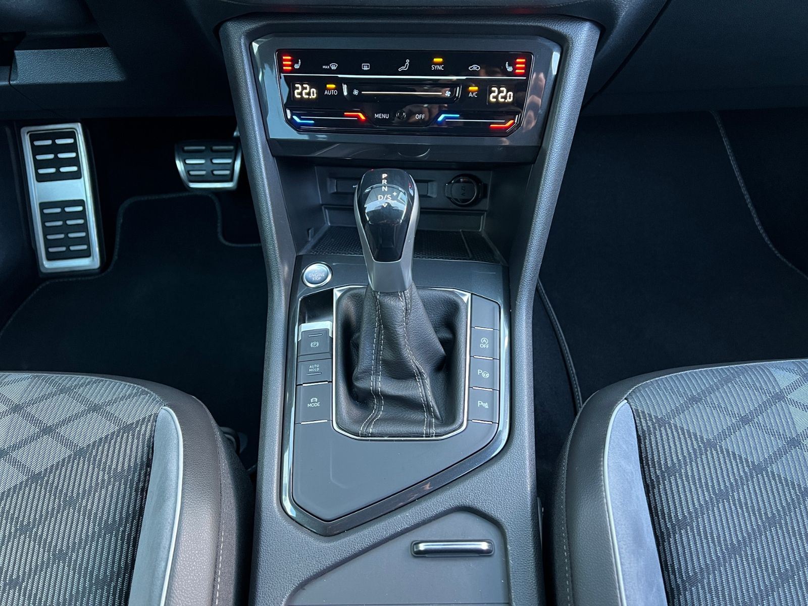 Fahrzeugabbildung Volkswagen Tiguan R-Line 1.5 TSI DSG *AHK, IQ-Light, Black