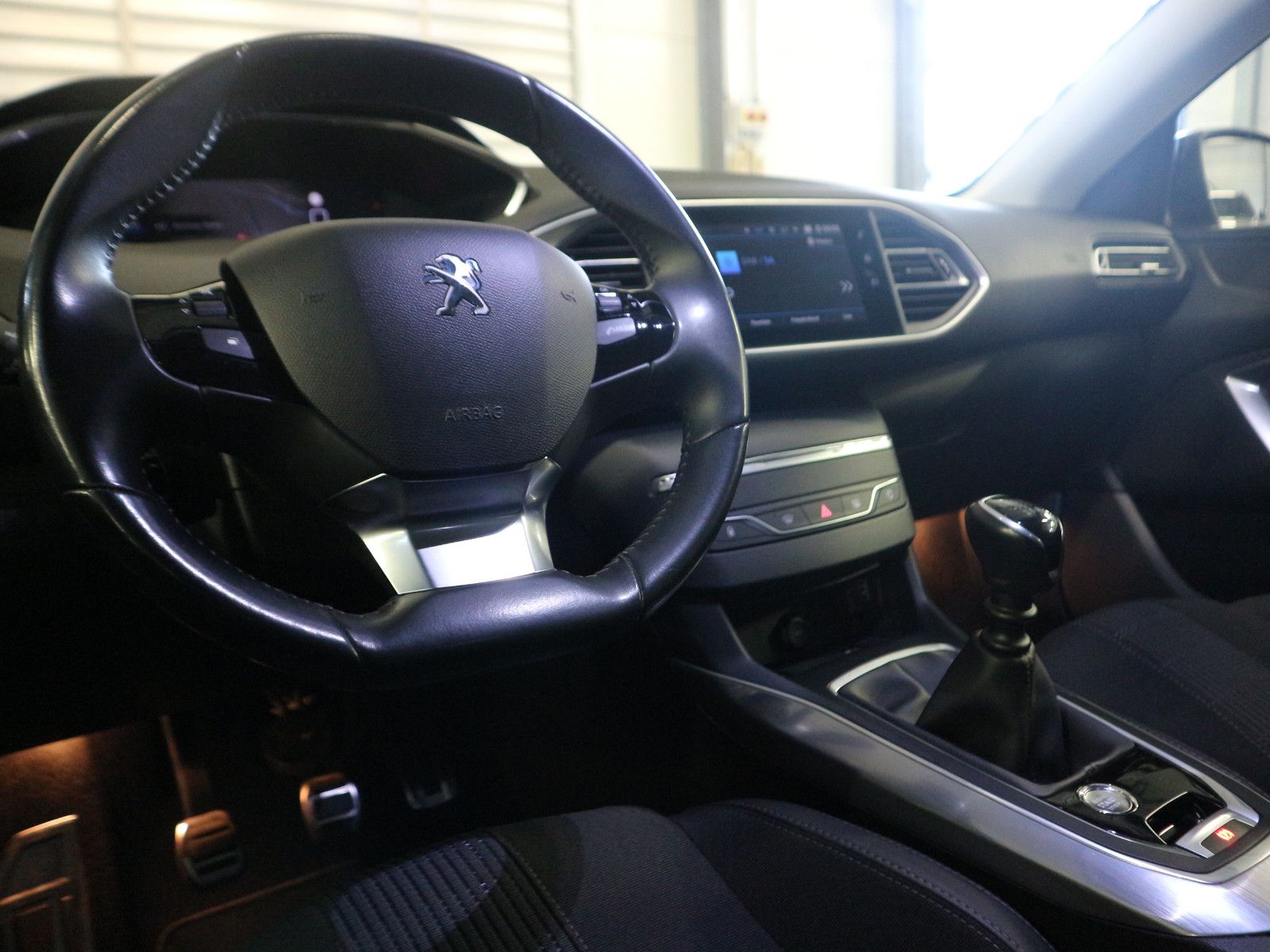 Fahrzeugabbildung Peugeot 308 SW Allure Pack ACC AHK Blis Nav Kam SHZ LED