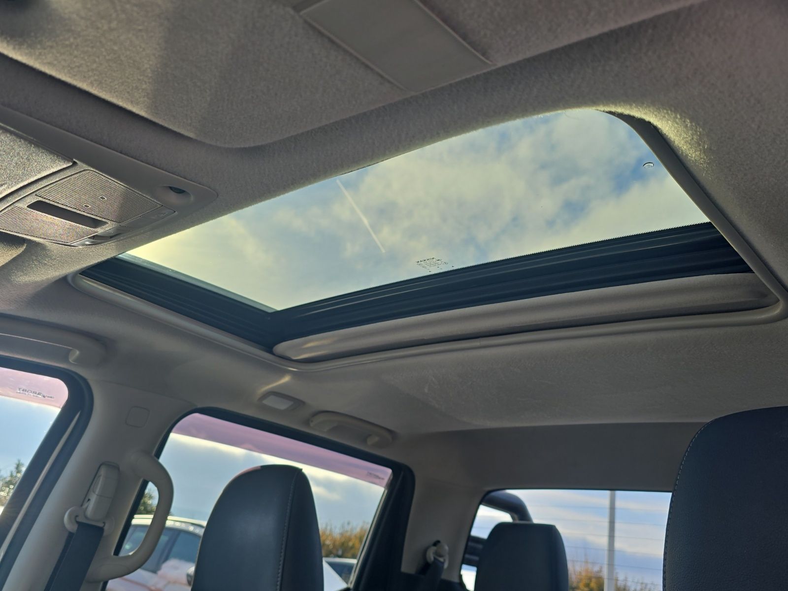 Fahrzeugabbildung Nissan Navara NP300 Tekna Double Cab 4x4 RFK SH LED