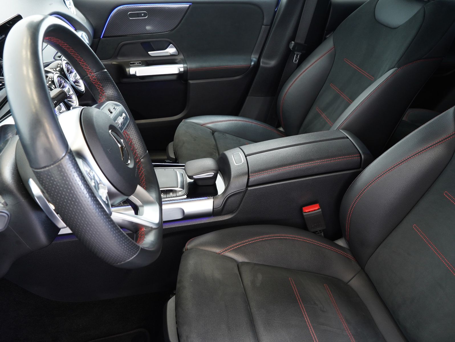 Fahrzeugabbildung Mercedes-Benz GLB 220 d AMG Line NIGHT/LED/MBUX/DAB/DISTRONIC
