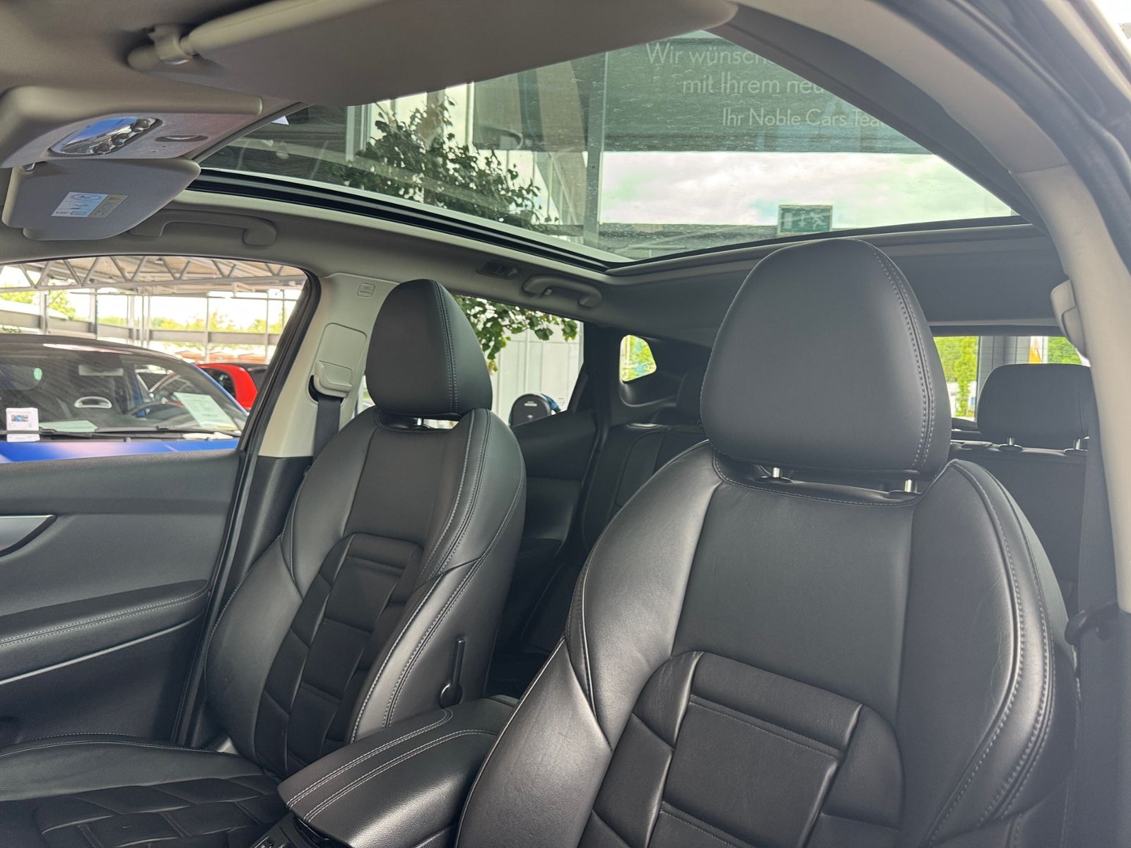 Fahrzeugabbildung Nissan Qashqai Akari PANO RFK AHK NAVI ALU