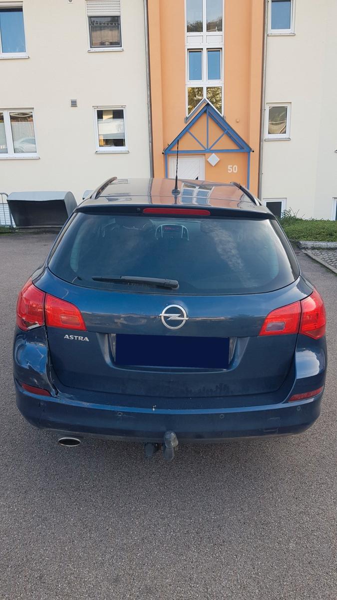 Opel Astra 2011 — rear view