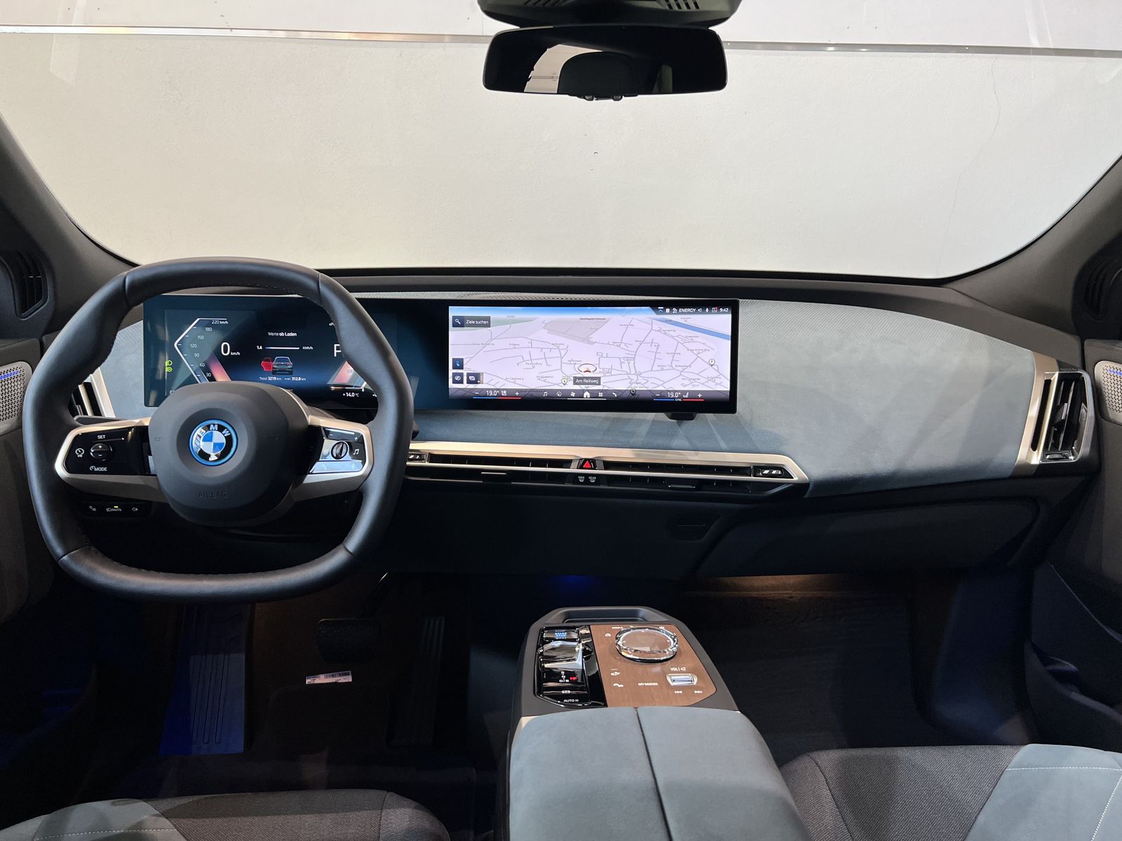 Fahrzeugabbildung BMW iX xDrive50 Sportpaket Skylounge Bowers & Wilkin