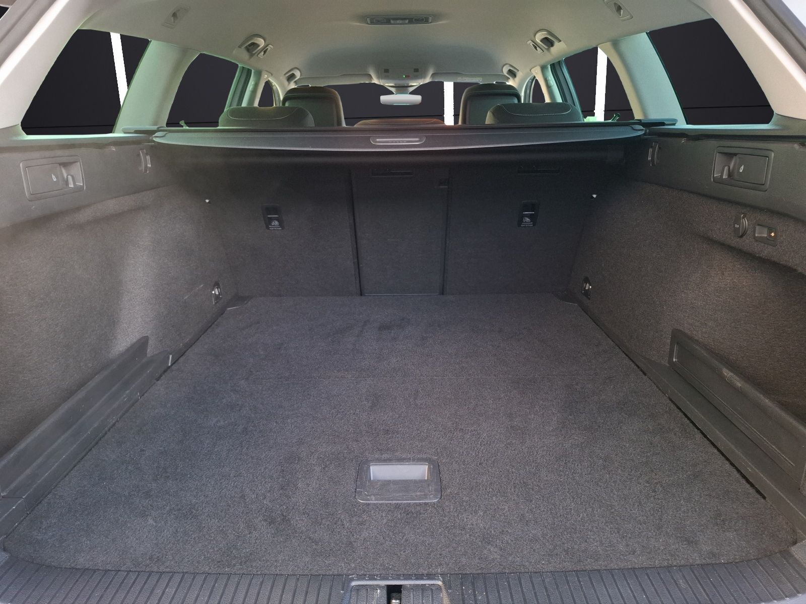 Fahrzeugabbildung Volkswagen Passat Variant TDI Business DSG R-Line Matrix AH