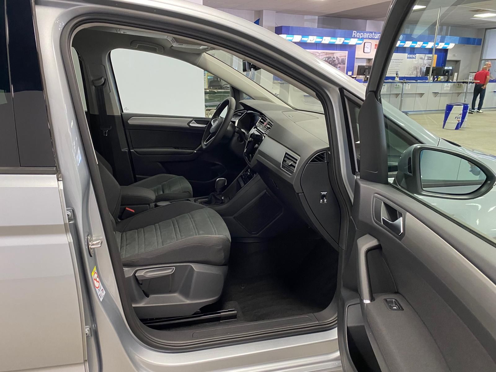 Fahrzeugabbildung Volkswagen Touran 1.5 TSI Comfortline+IQLIGHT+ACC+AHK+TOTWI