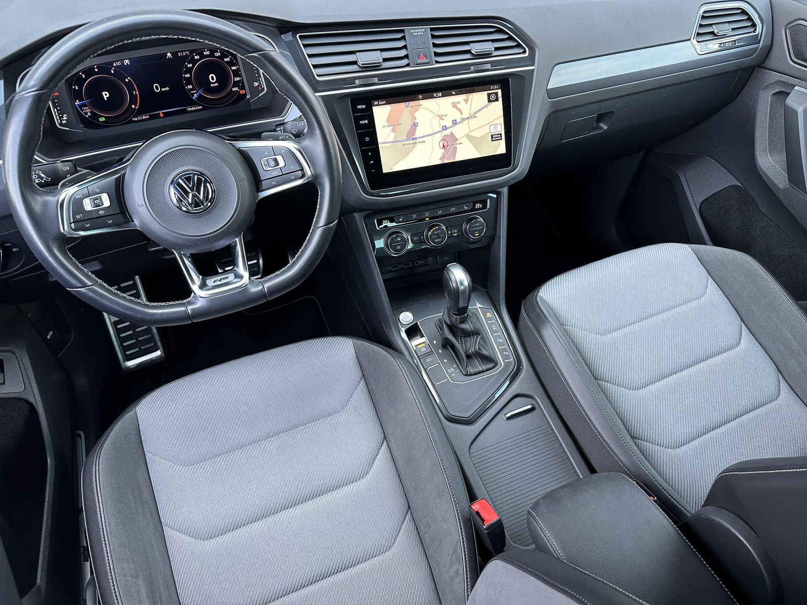 Fahrzeugabbildung Volkswagen Tiguan 1.5 TSI DSG R-Line NAV+LED+HUD+ACC+KAMERA