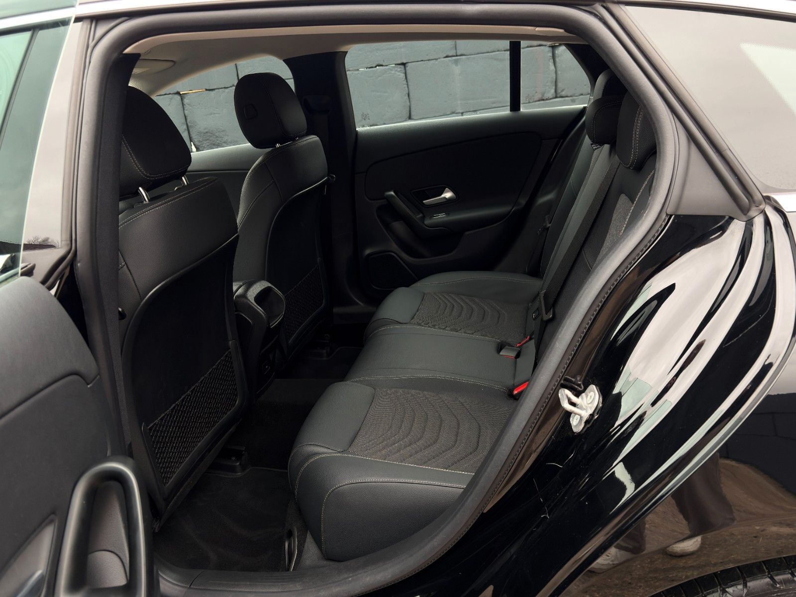 Fahrzeugabbildung Mercedes-Benz CLA 180 SB SHZ LKA TEMP MBUX Navi Wifi CarPlay