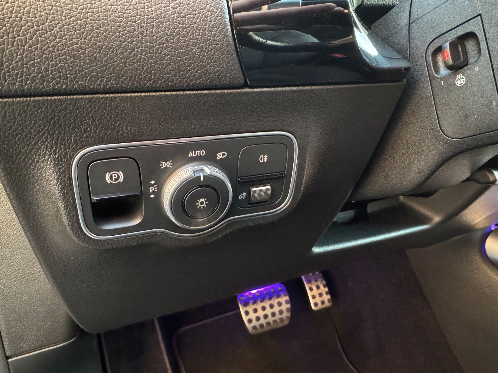 Fahrzeugabbildung Mercedes-Benz B 200 AMG+AHK+Ambiente+RFK+MBUX+Night