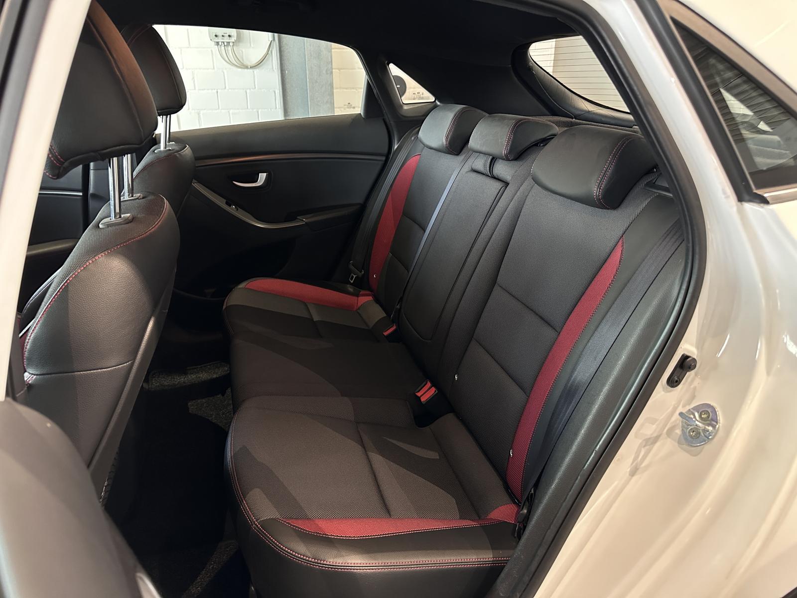 Hyundai i30 Turbo *1. HAND, NAVI, RFK, SCHECKHEFT*